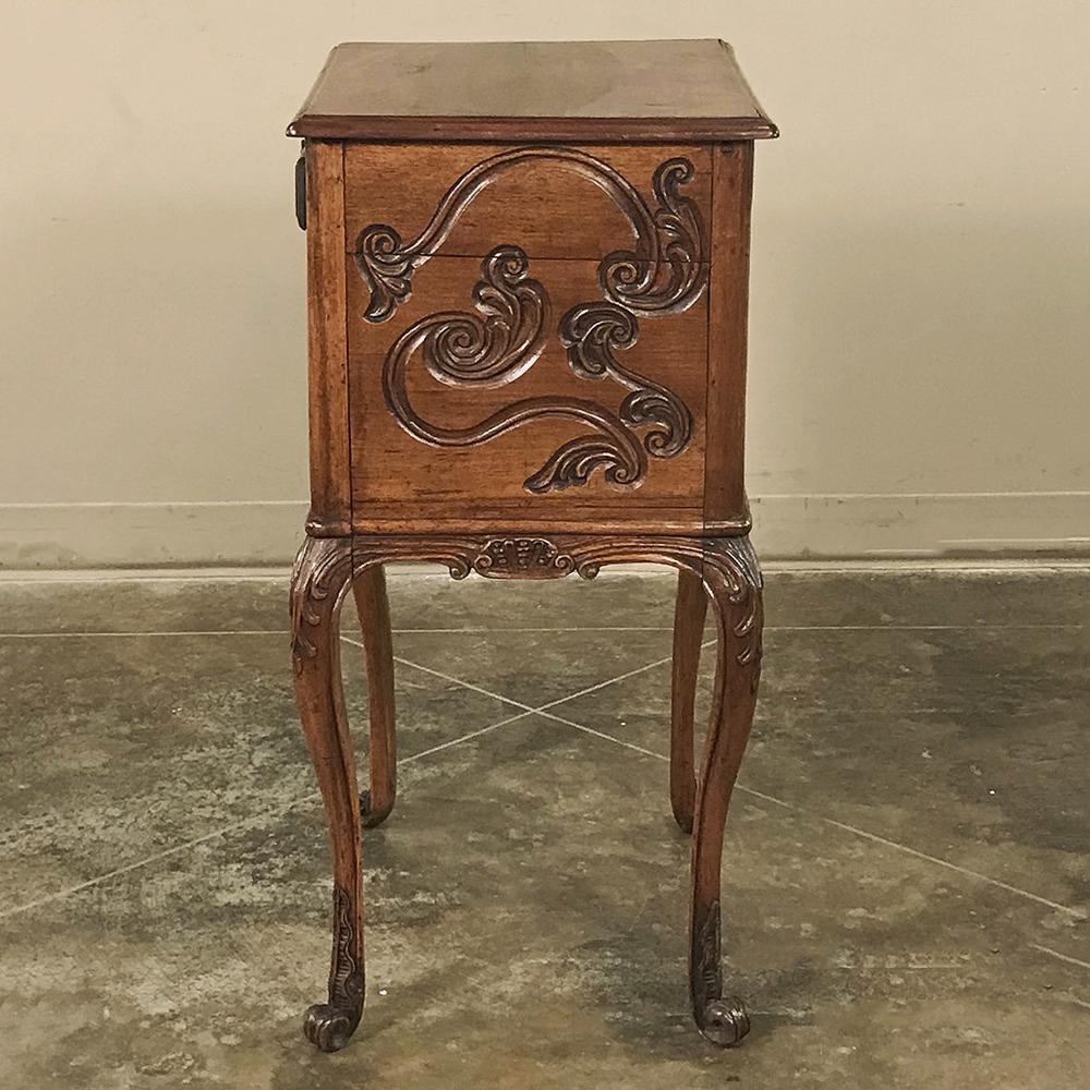 19th Century French Louis XV Walnut Nightstand ~ End Table In Good Condition For Sale In Dallas, TX