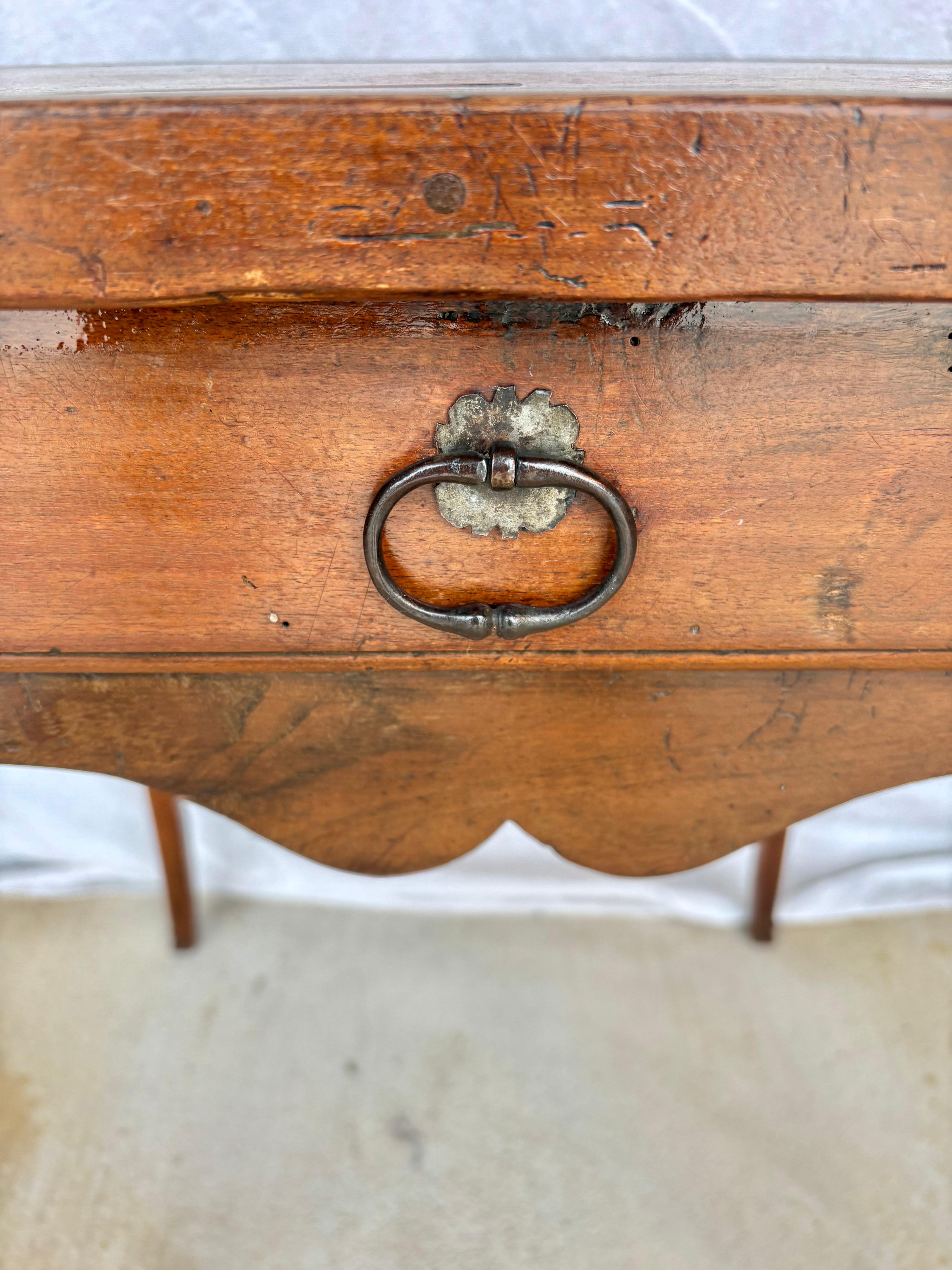 Table d'appoint à un tiroir en noyer Louis XV du XIXe siècle en vente 4