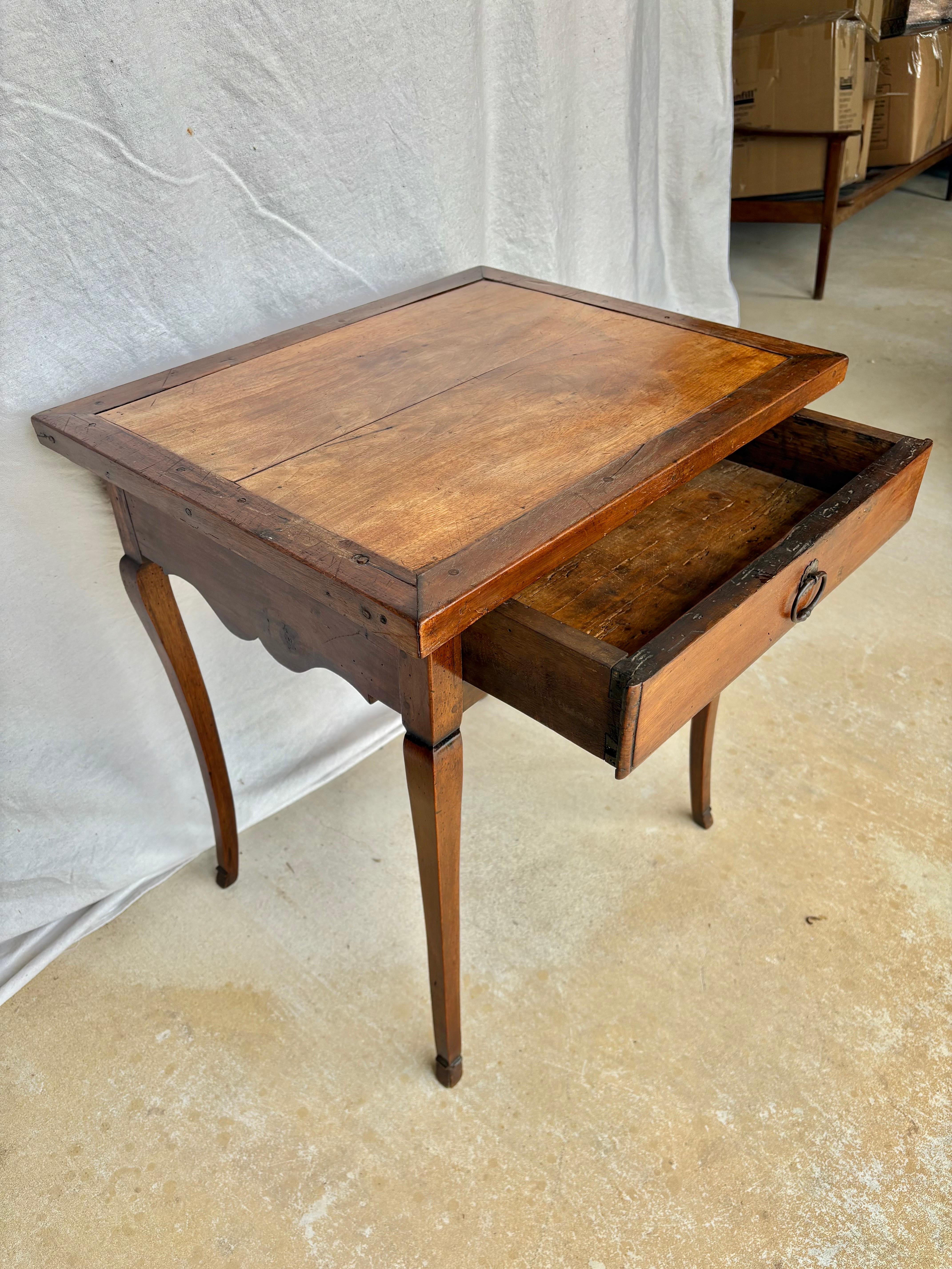 Table d'appoint à un tiroir en noyer Louis XV du XIXe siècle en vente 5