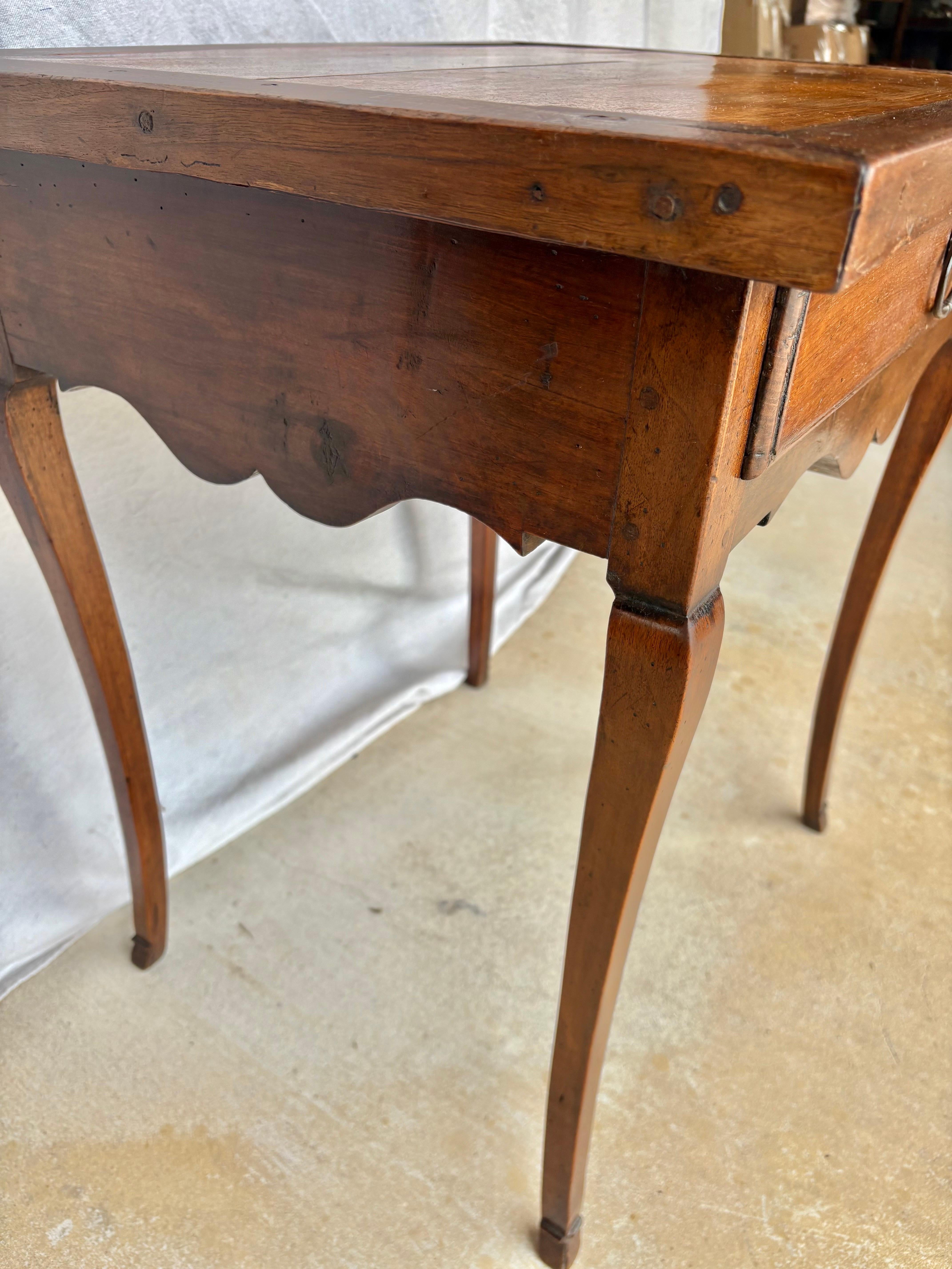 Table d'appoint à un tiroir en noyer Louis XV du XIXe siècle en vente 6