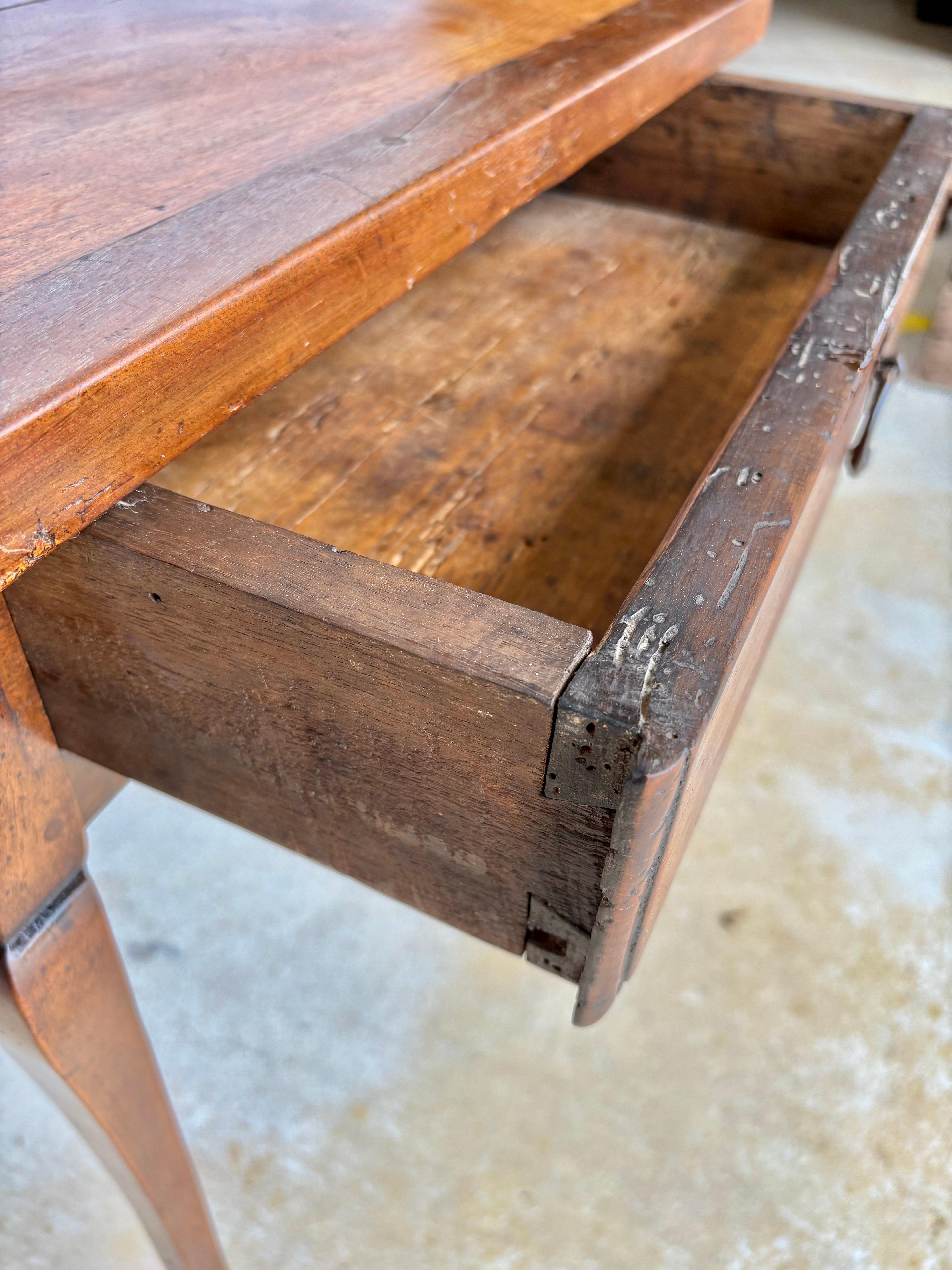 Table d'appoint à un tiroir en noyer Louis XV du XIXe siècle en vente 7