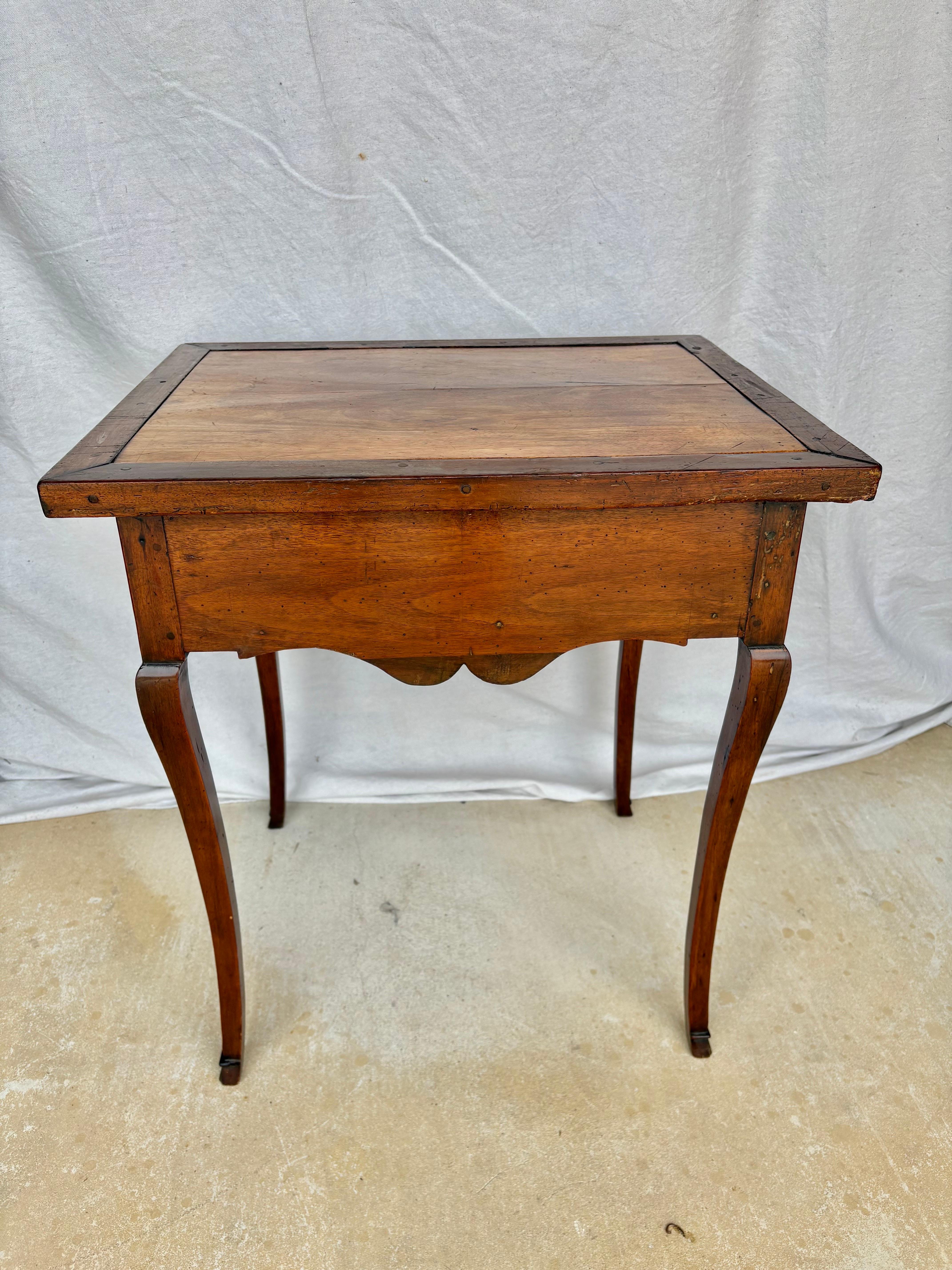 Table d'appoint à un tiroir en noyer Louis XV du XIXe siècle en vente 9