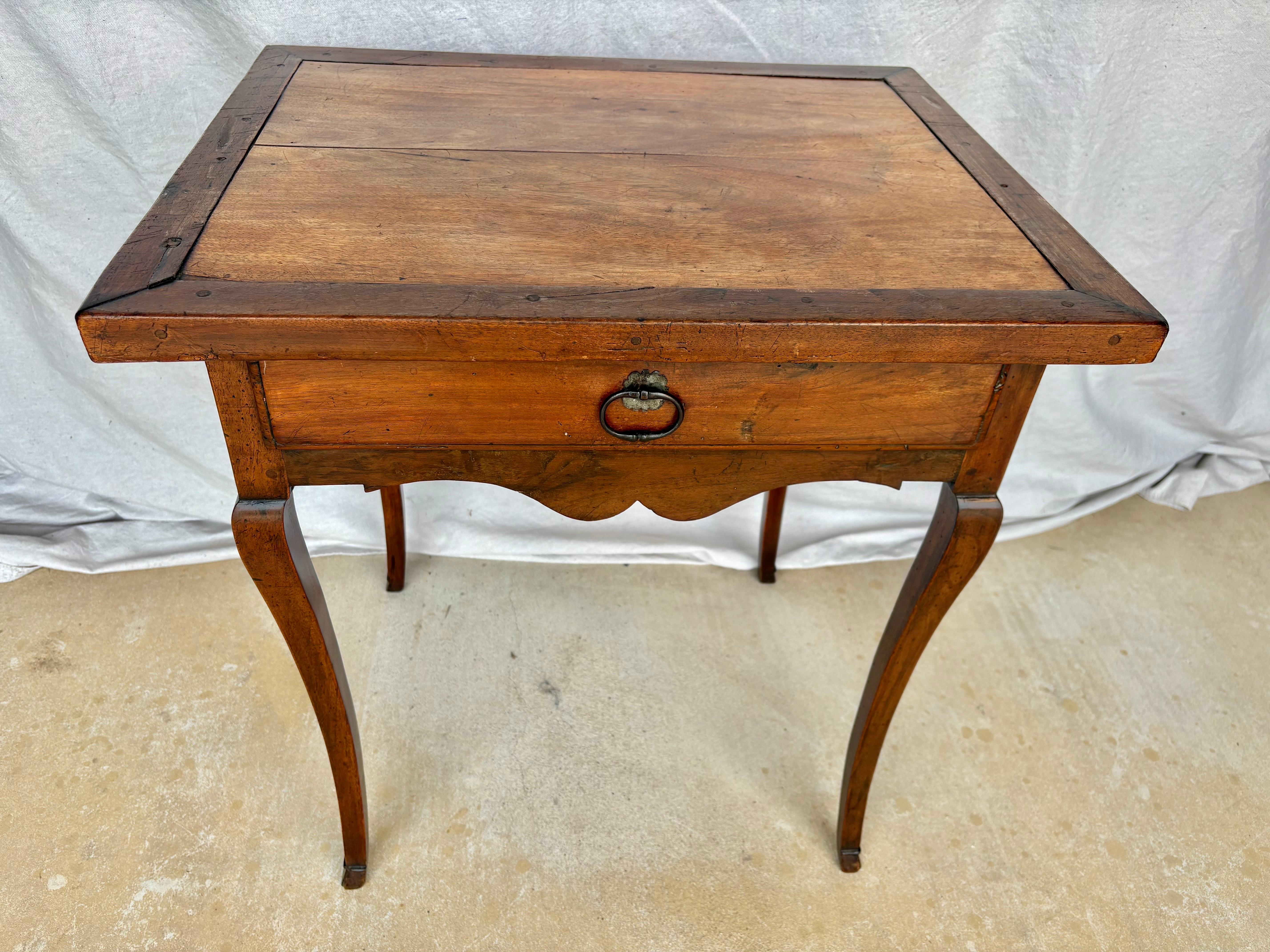 Français Table d'appoint à un tiroir en noyer Louis XV du XIXe siècle en vente