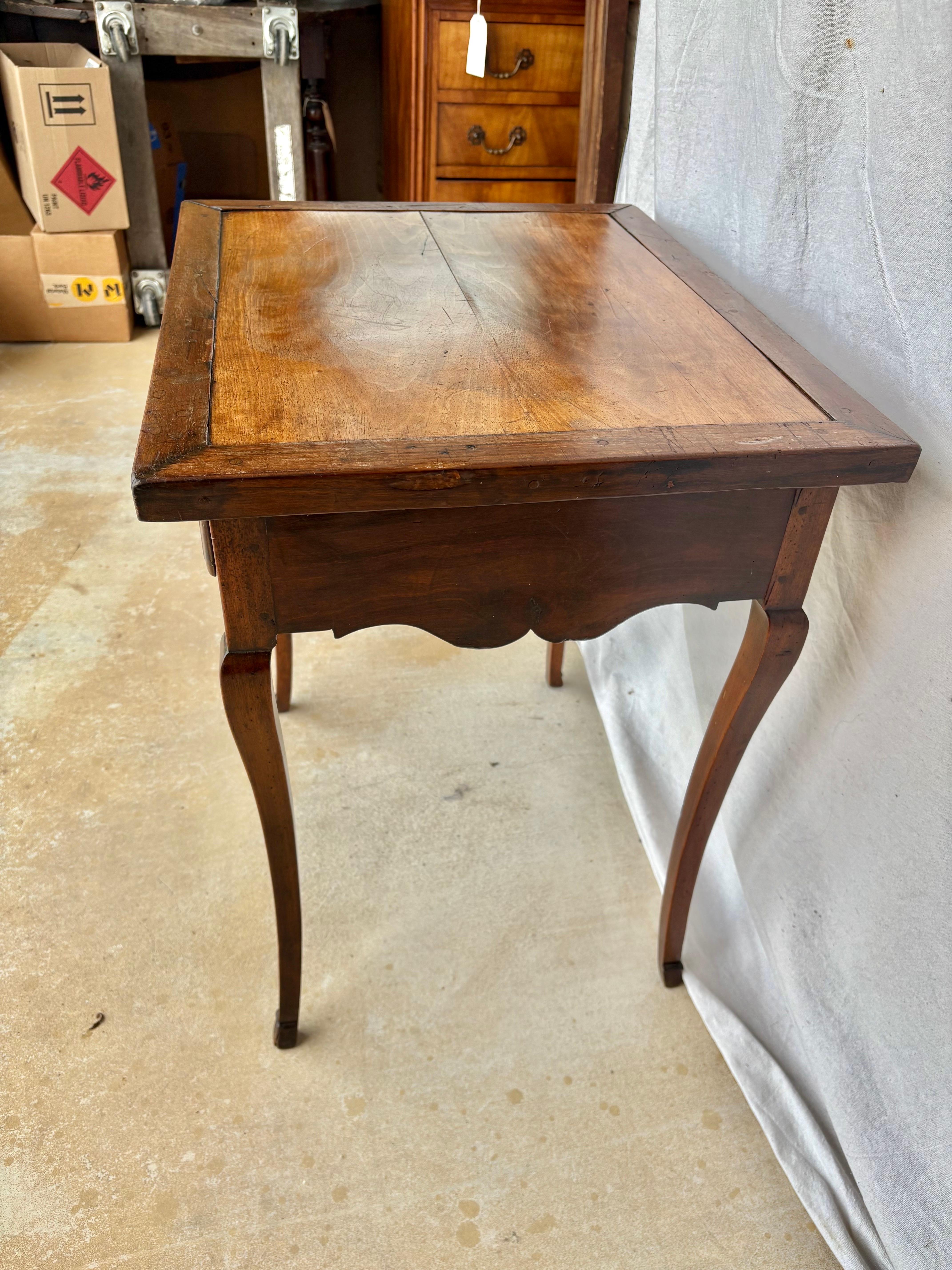 Fait main Table d'appoint à un tiroir en noyer Louis XV du XIXe siècle en vente