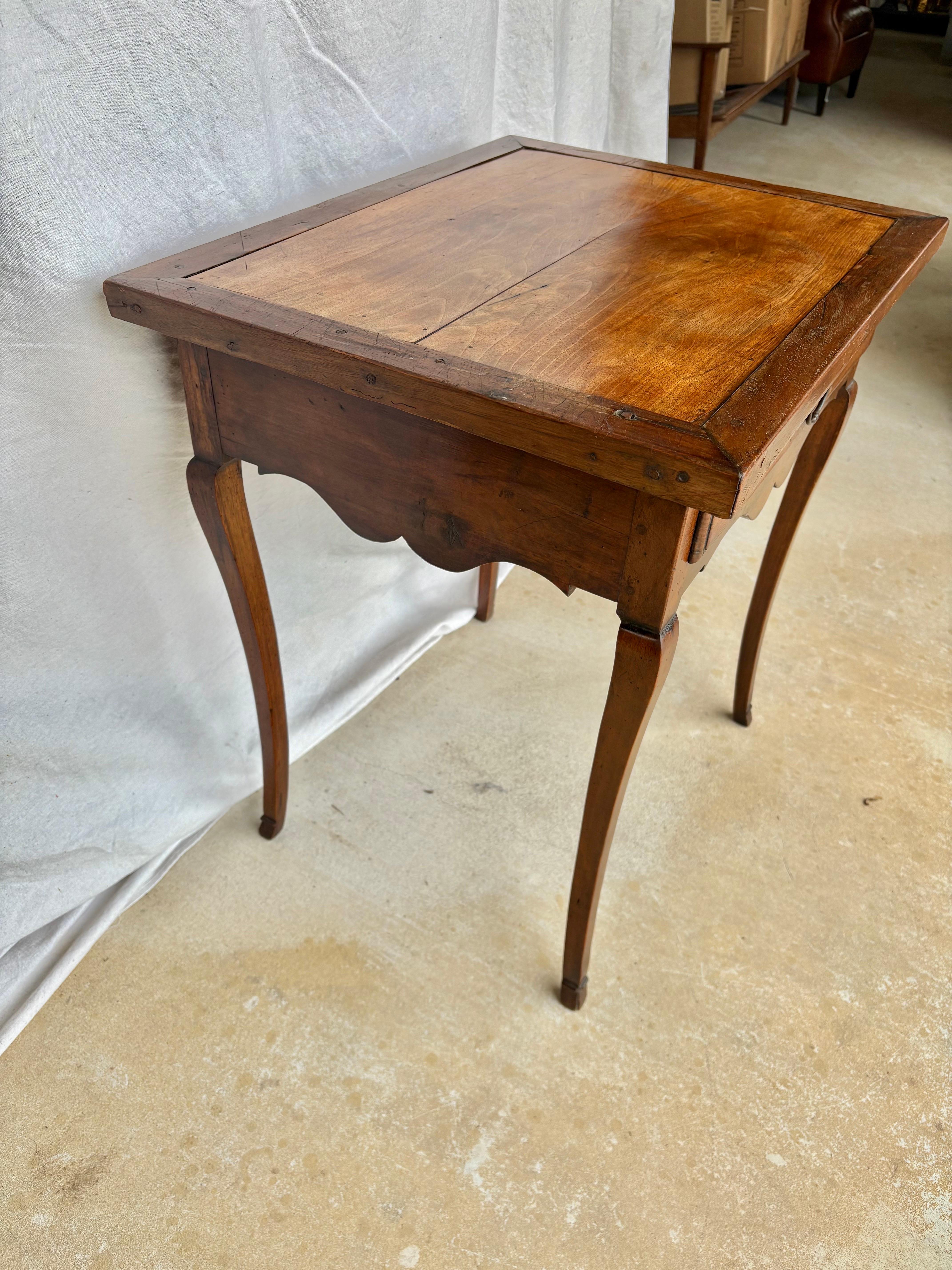 Table d'appoint à un tiroir en noyer Louis XV du XIXe siècle Bon état - En vente à Burton, TX