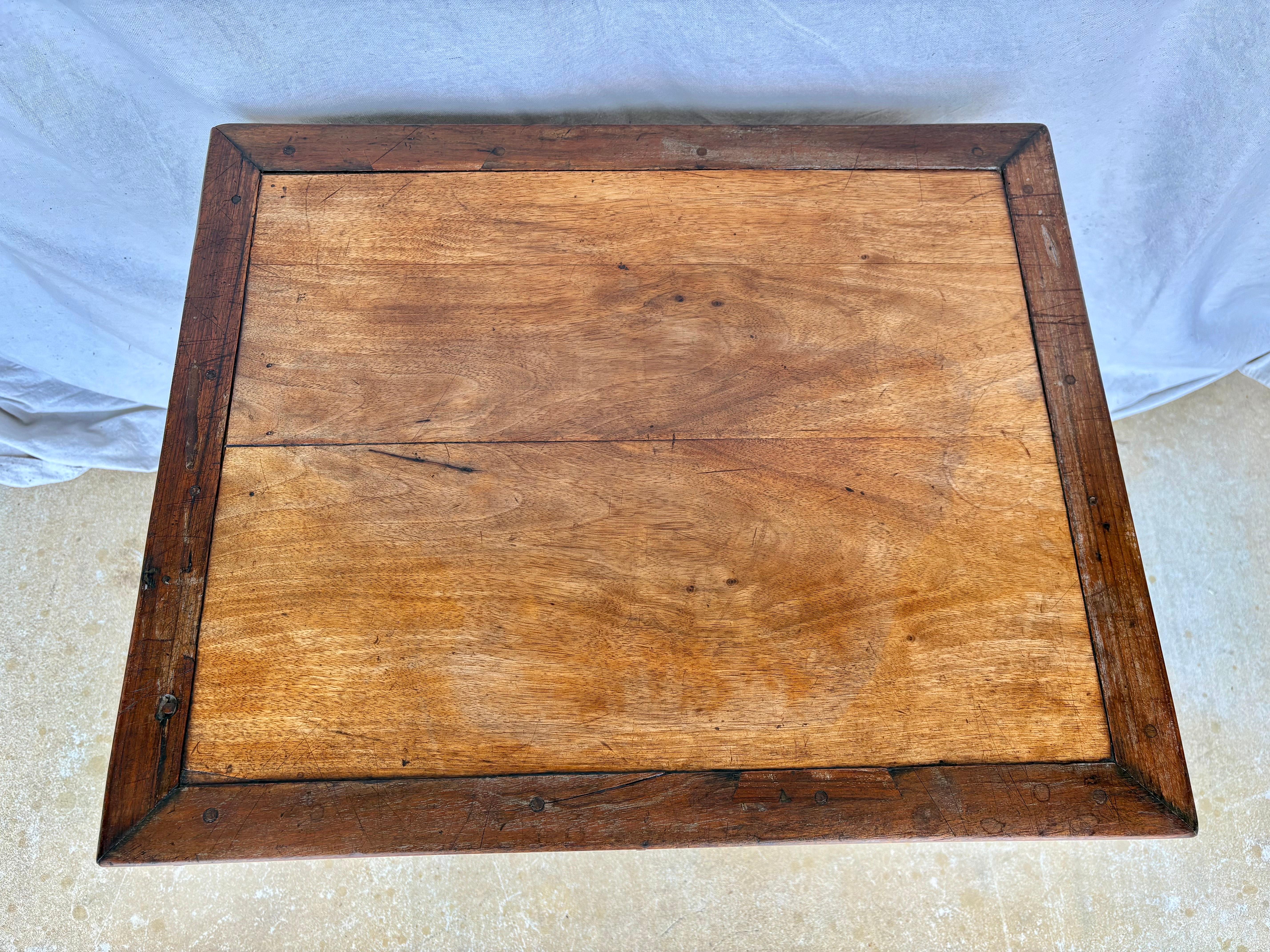 Fer Table d'appoint à un tiroir en noyer Louis XV du XIXe siècle en vente