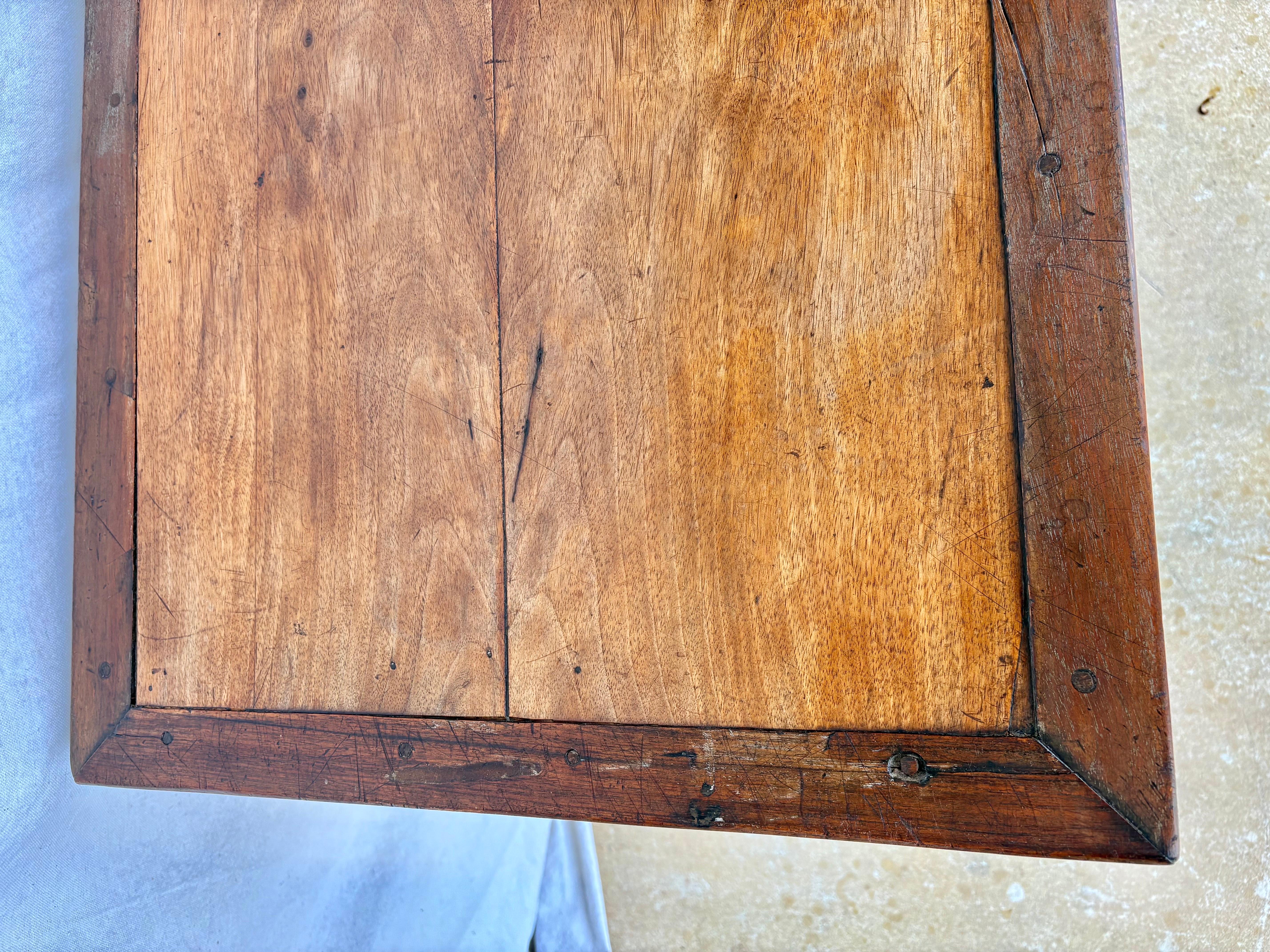 Table d'appoint à un tiroir en noyer Louis XV du XIXe siècle en vente 1