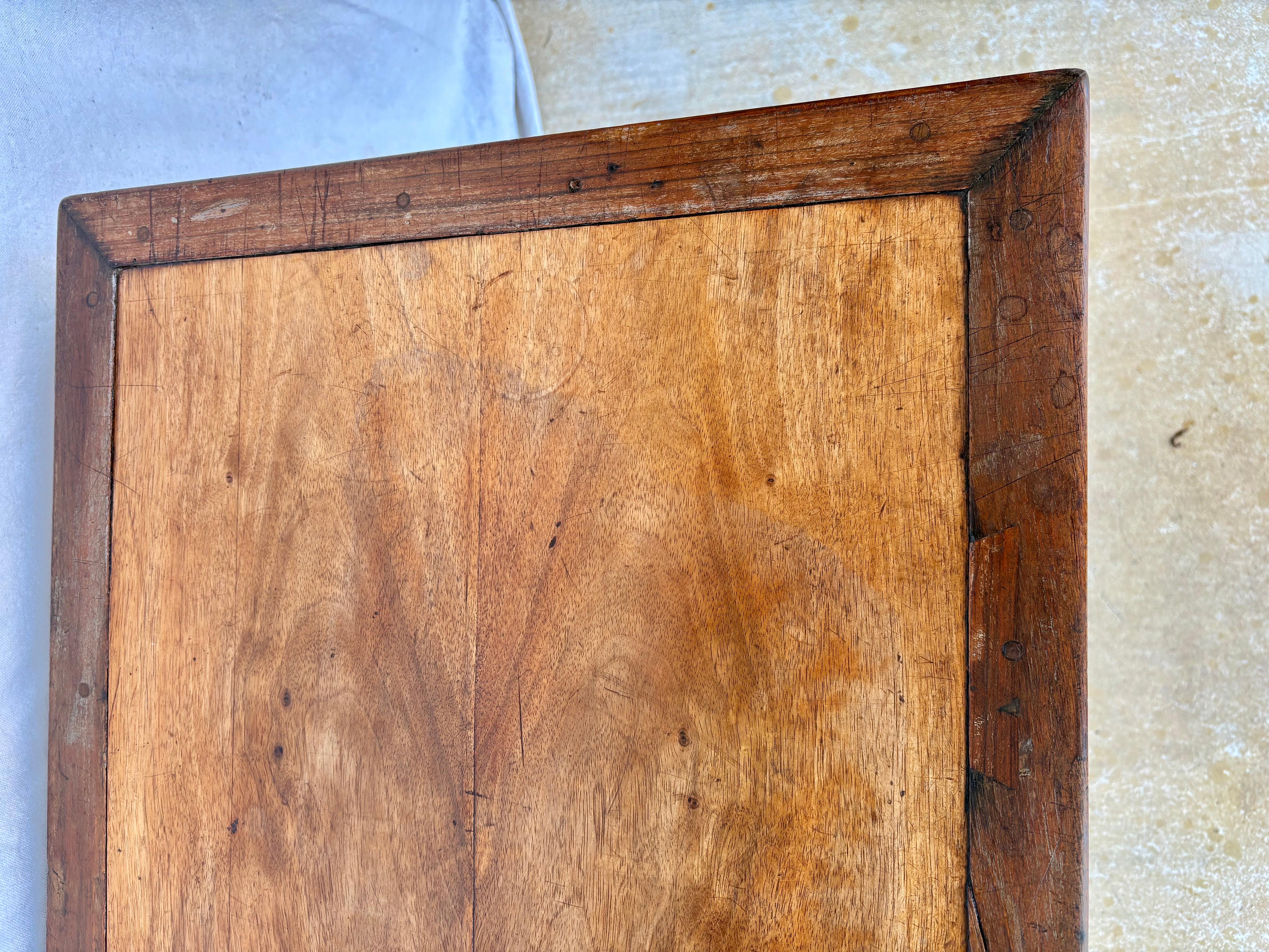 Table d'appoint à un tiroir en noyer Louis XV du XIXe siècle en vente 2
