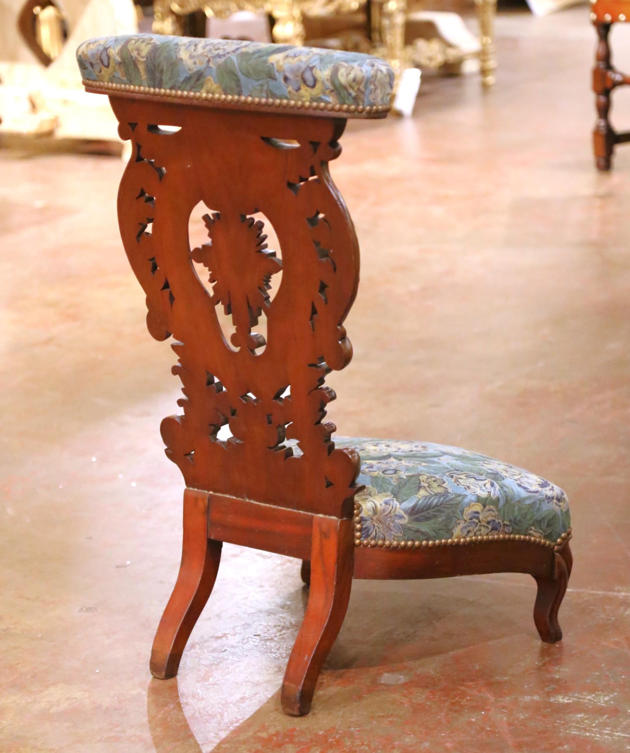 19th Century French Louis XV Walnut Prie-Dieu with Carved Cross and Upholstery en vente 3