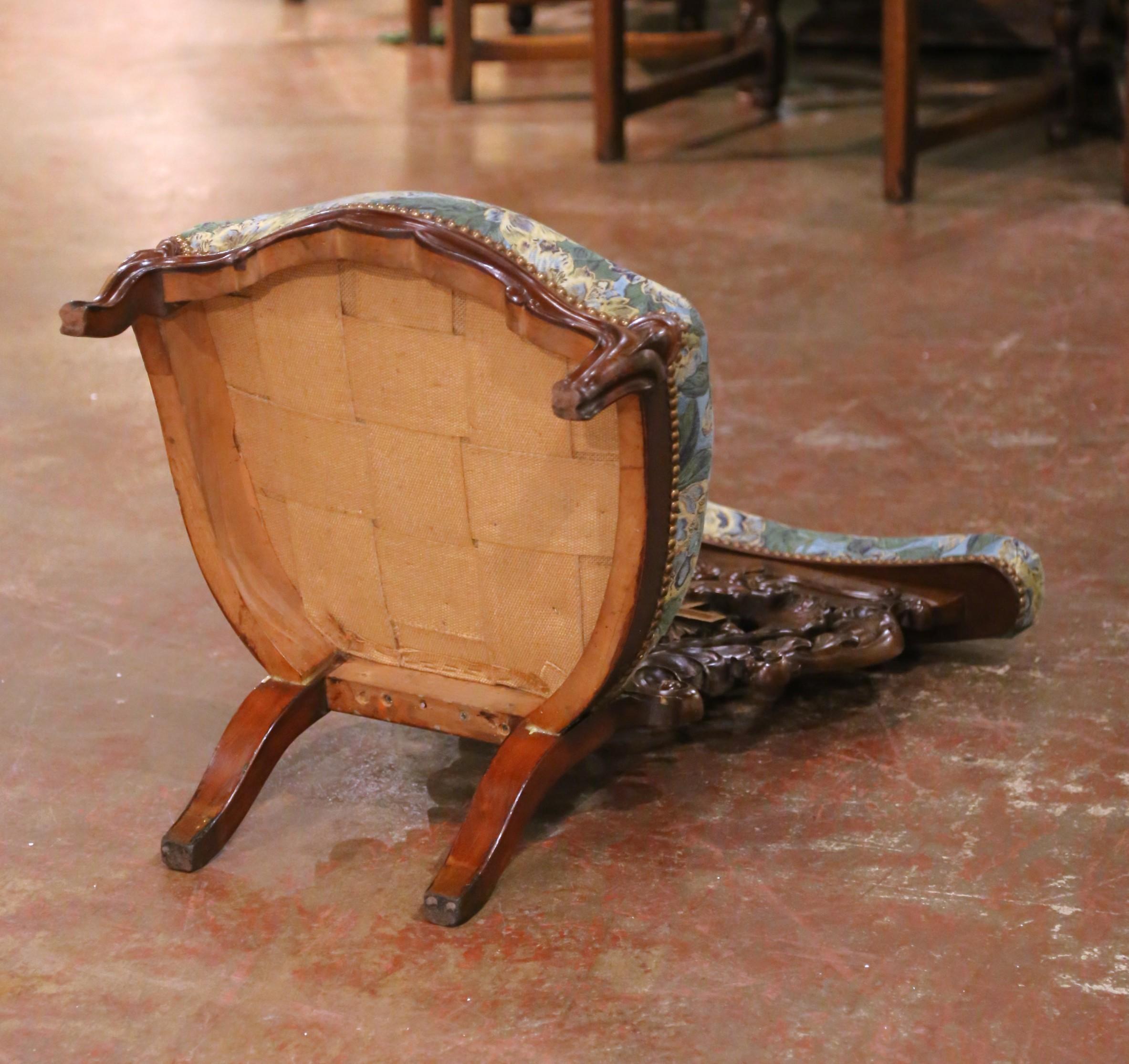 19th Century French Louis XV Walnut Prie-Dieu with Carved Cross and Upholstery en vente 4