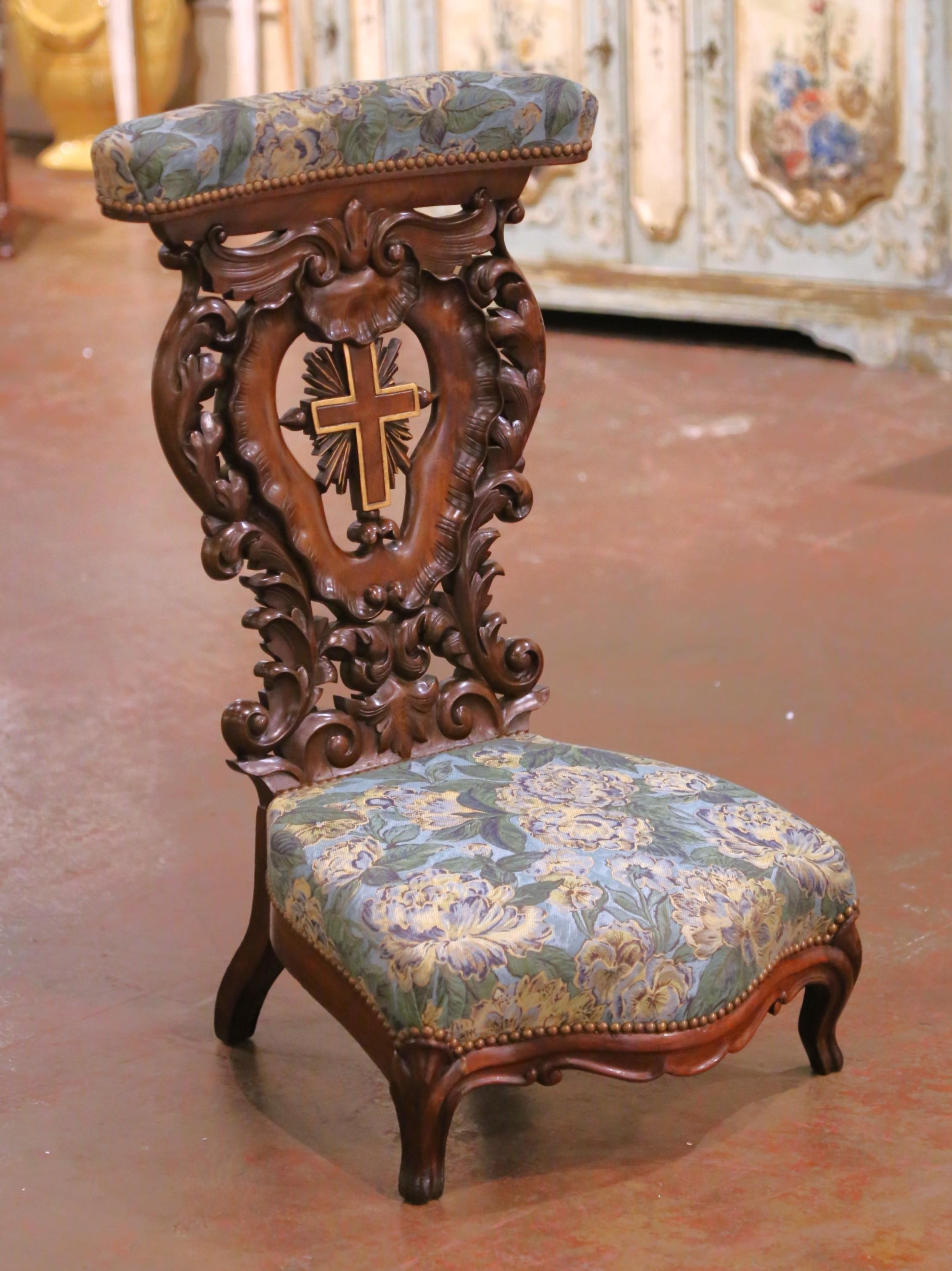 Habillez une chambre à coucher, un coin de chapelle ou un bureau privé avec cet agenouilloir antique de dévotion raffiné, fabriqué en France vers 1870 et façonné dans le gracieux goût Louis XV. Façonné dans un noyer richement teinté, le fauteuil de