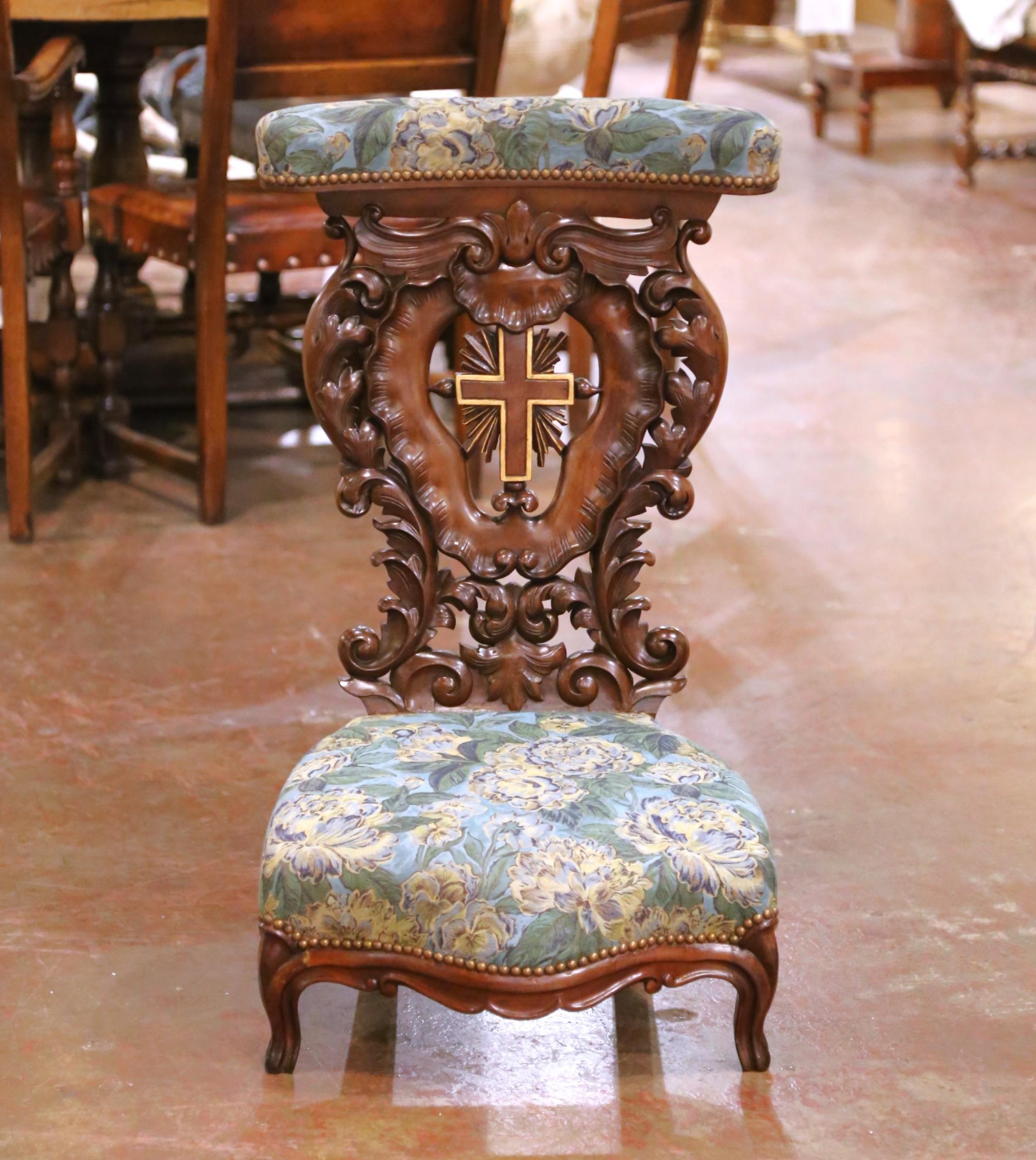 Français 19th Century French Louis XV Walnut Prie-Dieu with Carved Cross and Upholstery en vente