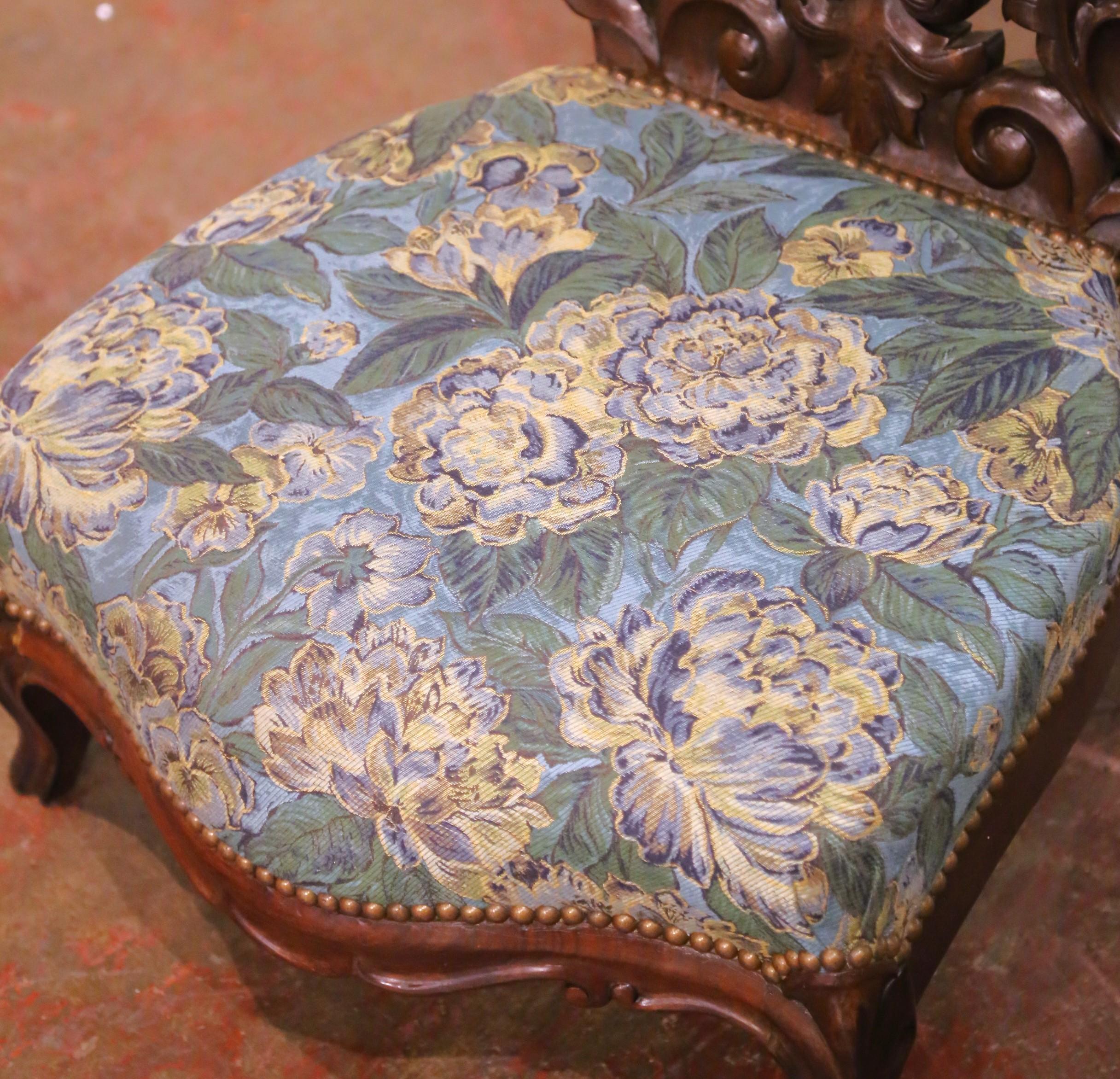 Sculpté à la main 19th Century French Louis XV Walnut Prie-Dieu with Carved Cross and Upholstery en vente