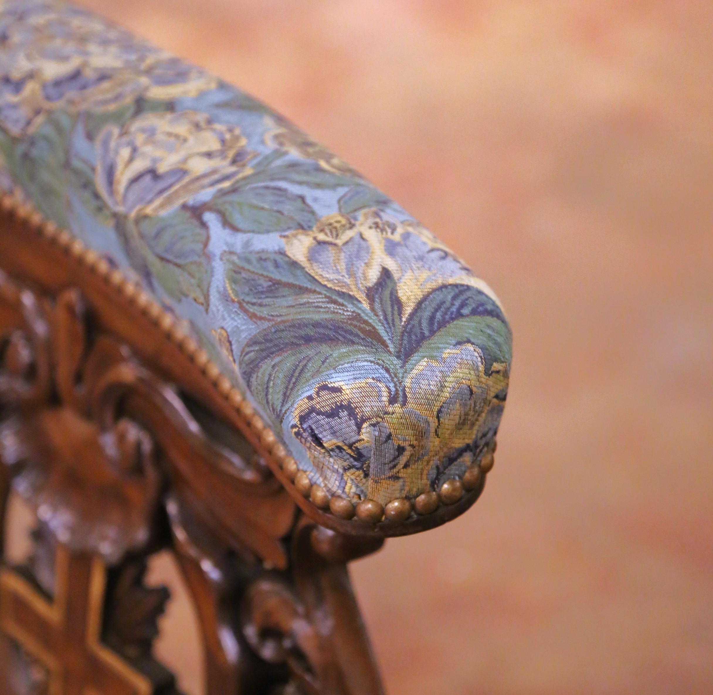 XIXe siècle 19th Century French Louis XV Walnut Prie-Dieu with Carved Cross and Upholstery en vente