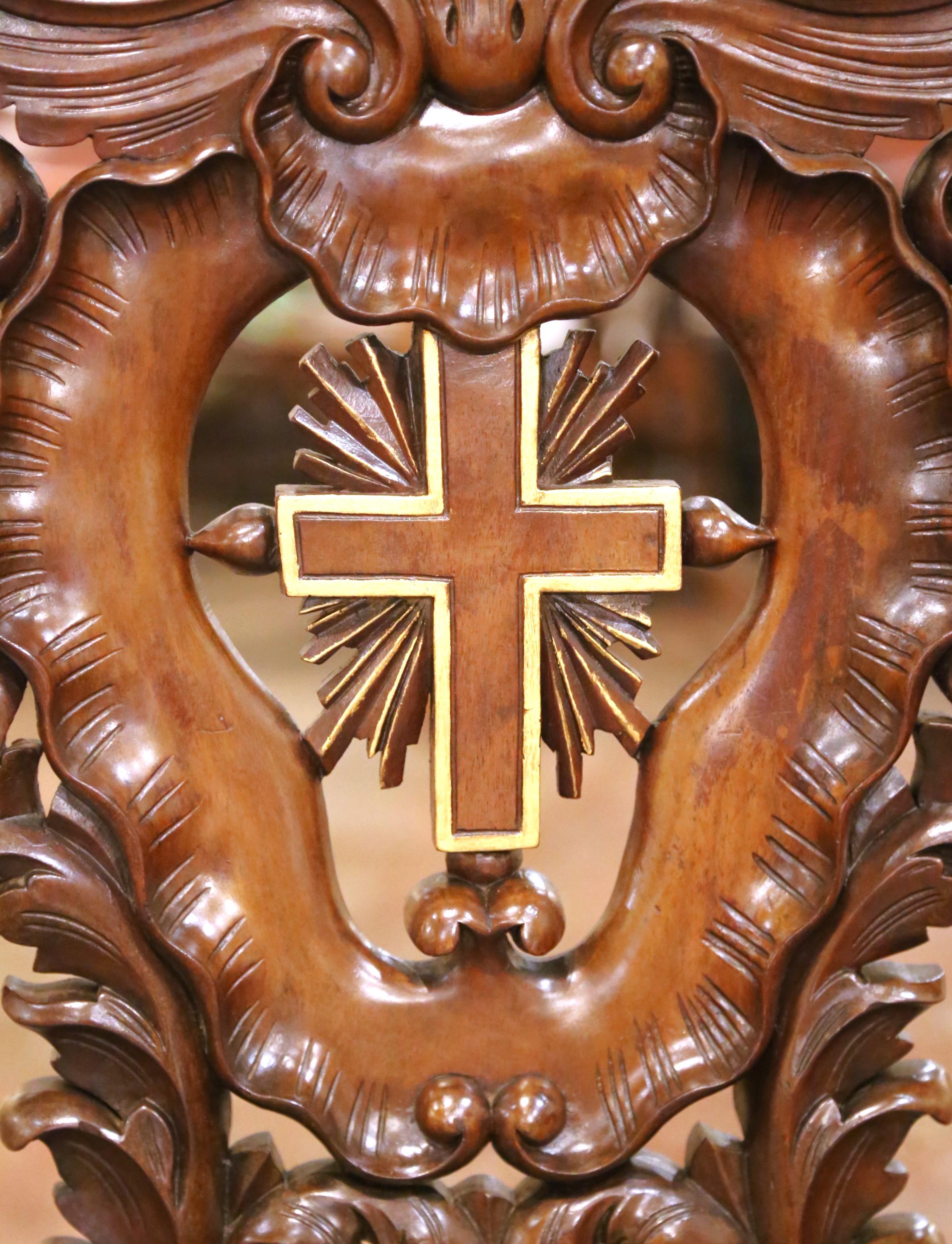 Tissu 19th Century French Louis XV Walnut Prie-Dieu with Carved Cross and Upholstery en vente