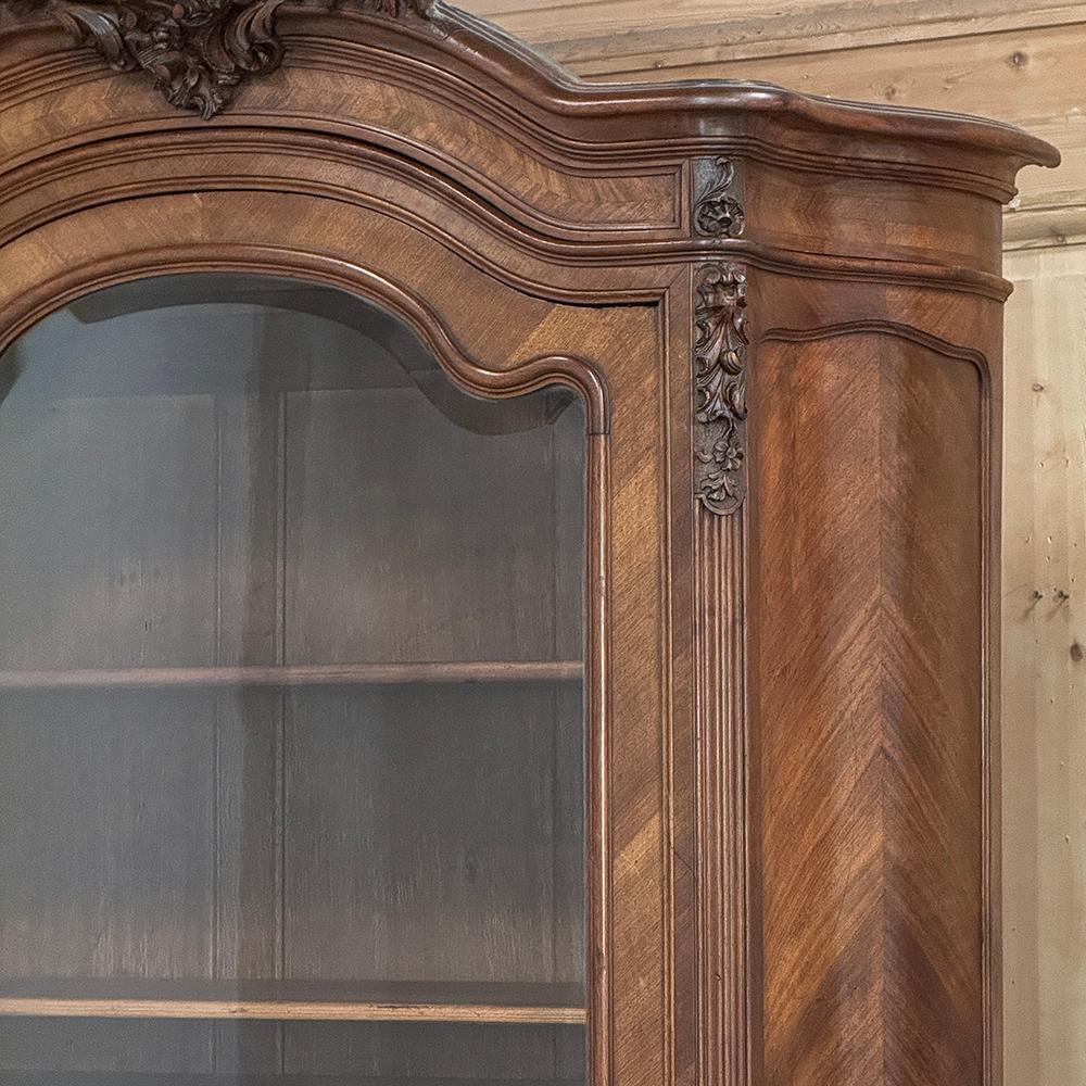 Armoire d'exposition en noyer serpentin Louis XV du 19ème siècle ~ Bibliothèque en vente 3
