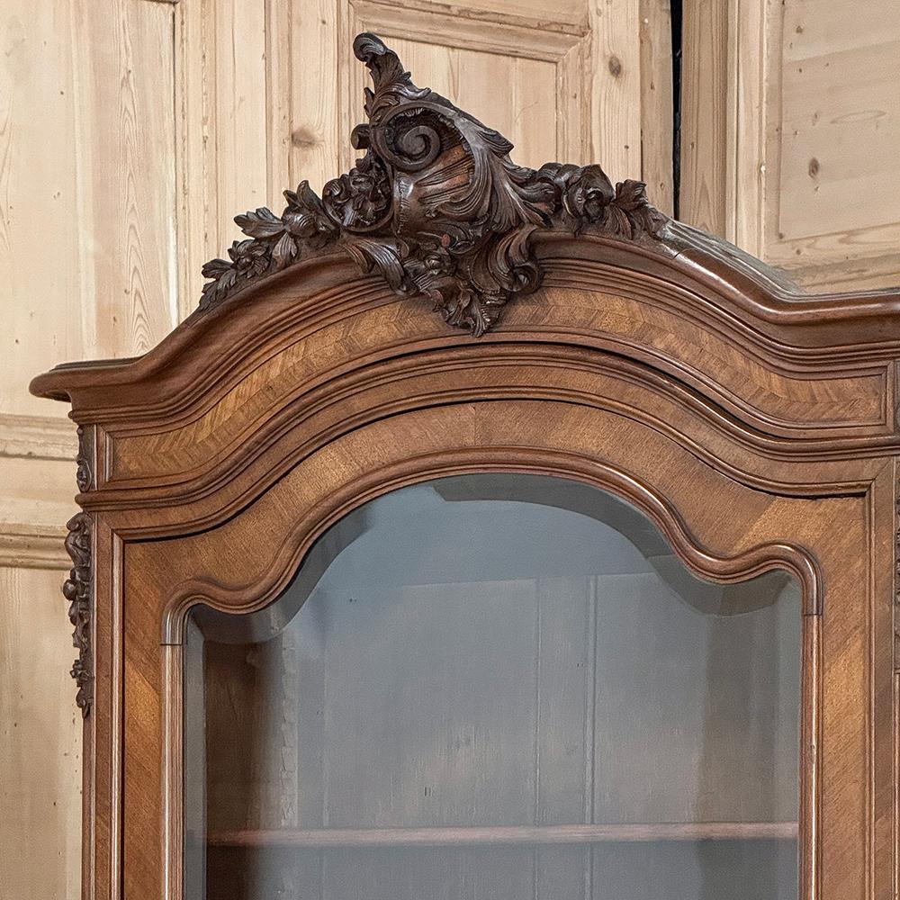 Armoire d'exposition en noyer serpentin Louis XV du 19ème siècle ~ Bibliothèque en vente 4