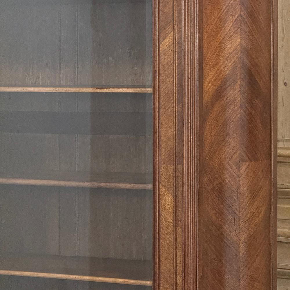 Armoire d'exposition en noyer serpentin Louis XV du 19ème siècle ~ Bibliothèque en vente 5
