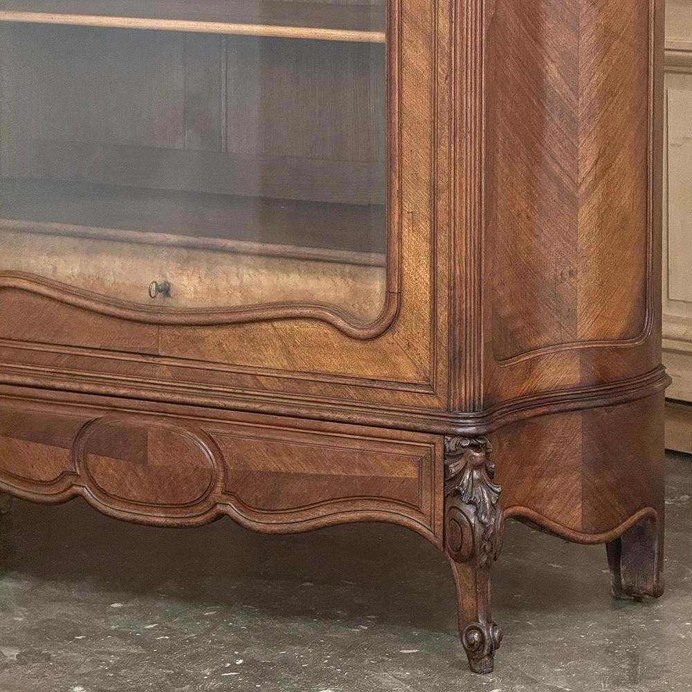 Armoire d'exposition en noyer serpentin Louis XV du 19ème siècle ~ Bibliothèque en vente 6