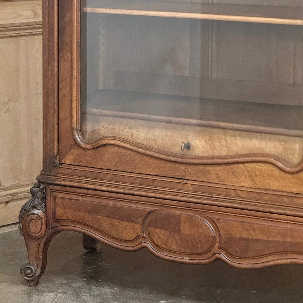 Armoire d'exposition en noyer serpentin Louis XV du 19ème siècle ~ Bibliothèque en vente 7