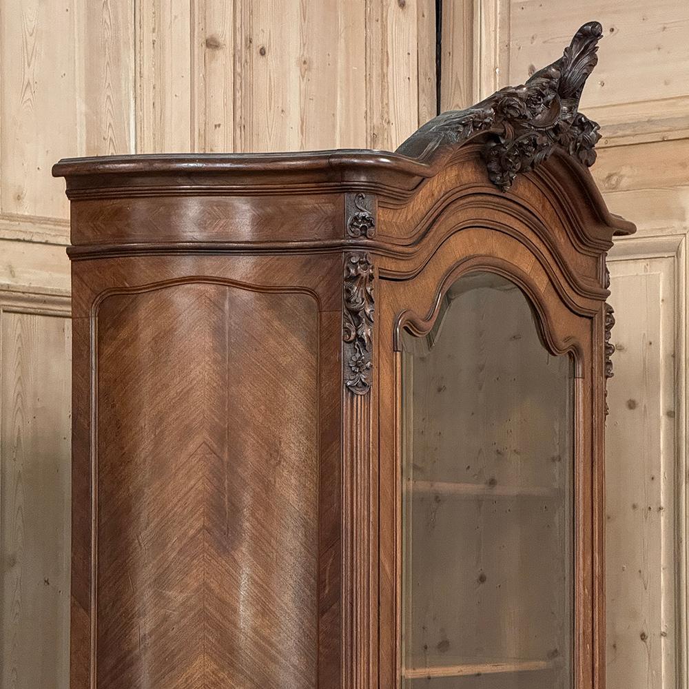 Armoire d'exposition en noyer serpentin Louis XV du 19ème siècle ~ Bibliothèque en vente 9