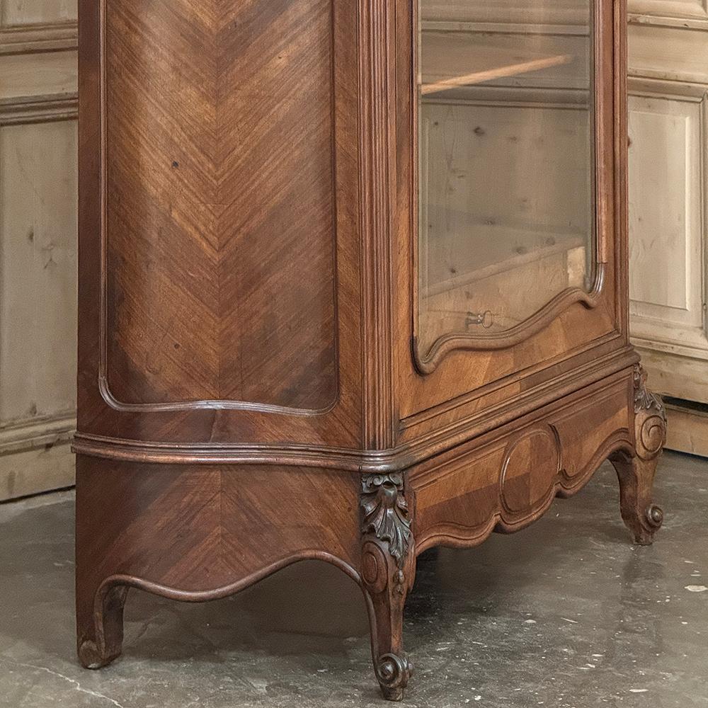 Armoire d'exposition en noyer serpentin Louis XV du 19ème siècle ~ Bibliothèque en vente 10