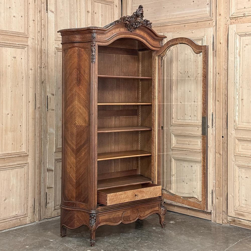 Armoire d'exposition en noyer serpentin Louis XV du 19ème siècle ~ Bibliothèque en vente 11