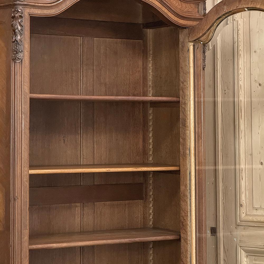 Armoire d'exposition en noyer serpentin Louis XV du 19ème siècle ~ Bibliothèque en vente 12