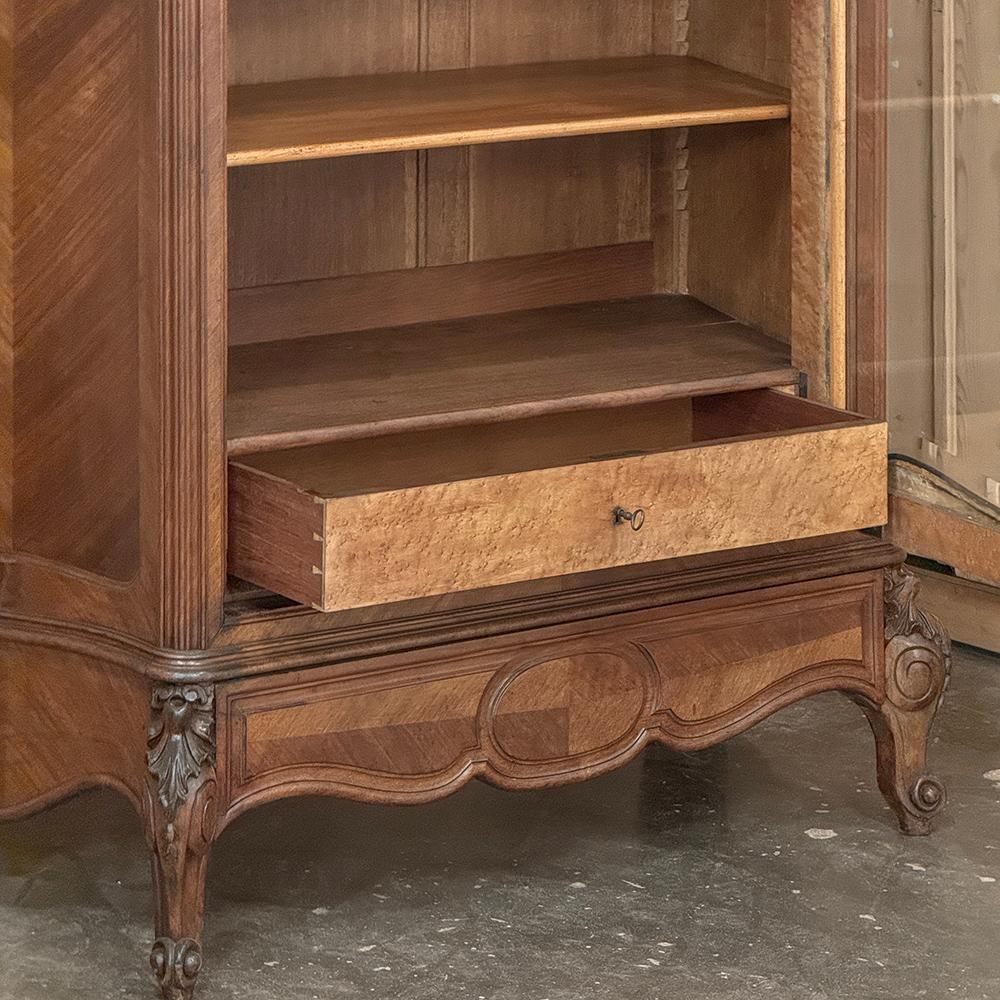 Armoire d'exposition en noyer serpentin Louis XV du 19ème siècle ~ Bibliothèque en vente 13