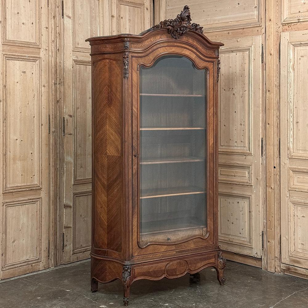 Français Armoire d'exposition en noyer serpentin Louis XV du 19ème siècle ~ Bibliothèque en vente