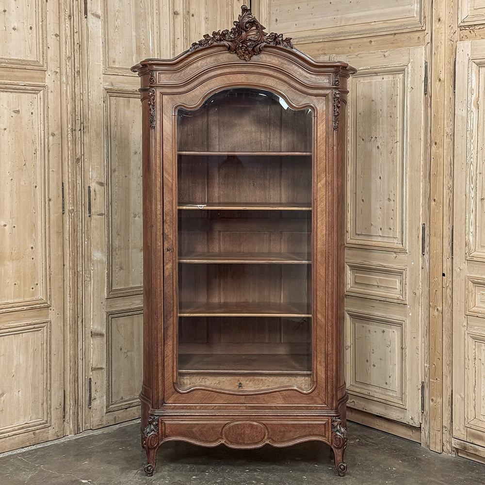 Biseauté Armoire d'exposition en noyer serpentin Louis XV du 19ème siècle ~ Bibliothèque en vente