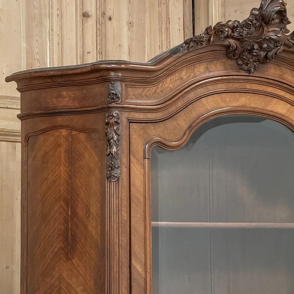 Armoire d'exposition en noyer serpentin Louis XV du 19ème siècle ~ Bibliothèque Bon état - En vente à Dallas, TX
