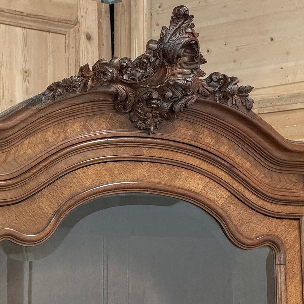 XIXe siècle Armoire d'exposition en noyer serpentin Louis XV du 19ème siècle ~ Bibliothèque en vente