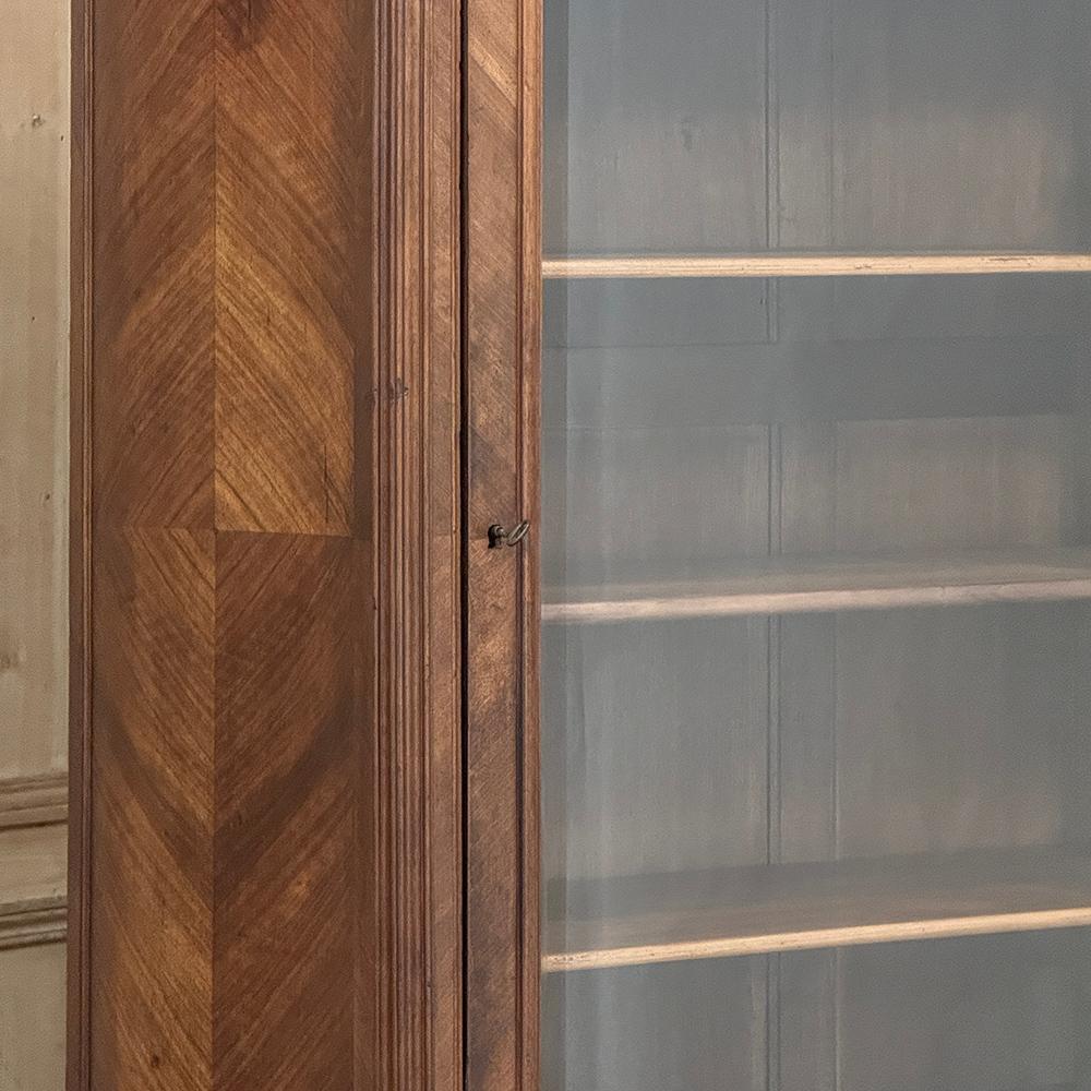 Laiton Armoire d'exposition en noyer serpentin Louis XV du 19ème siècle ~ Bibliothèque en vente