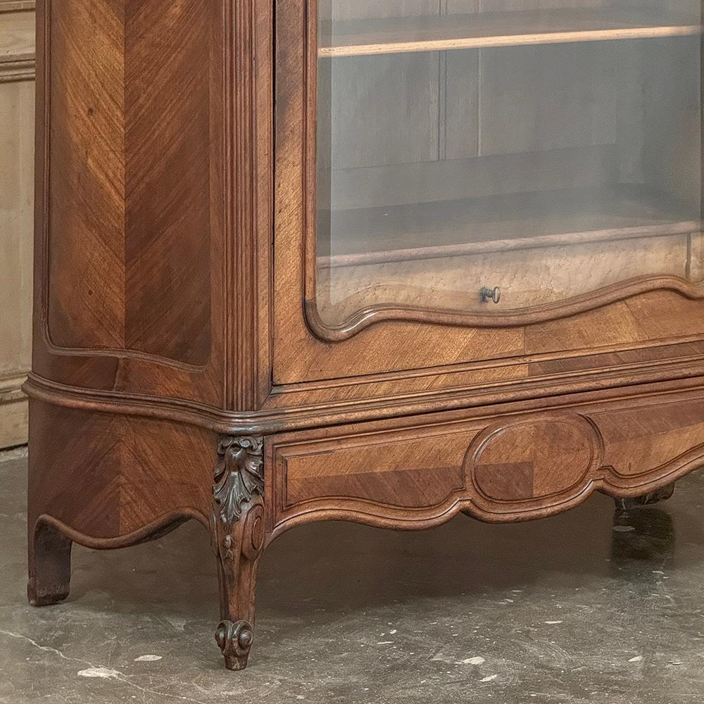 Armoire d'exposition en noyer serpentin Louis XV du 19ème siècle ~ Bibliothèque en vente 1