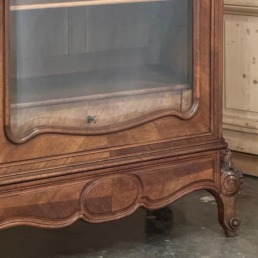 Armoire d'exposition en noyer serpentin Louis XV du 19ème siècle ~ Bibliothèque en vente 2