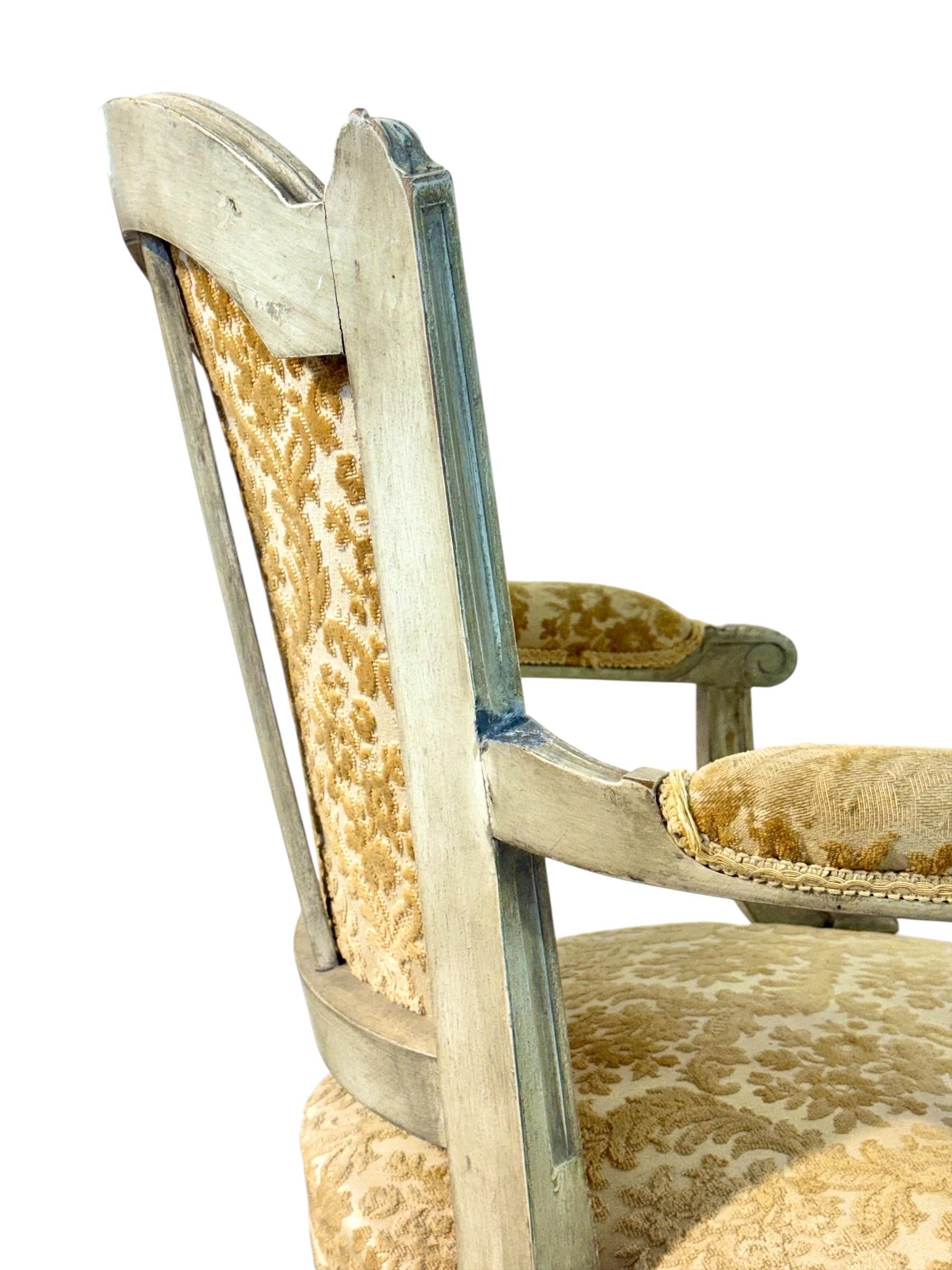 Sillón Luis XVI francés del siglo XIX, lacado patinado y damasco en venta 4