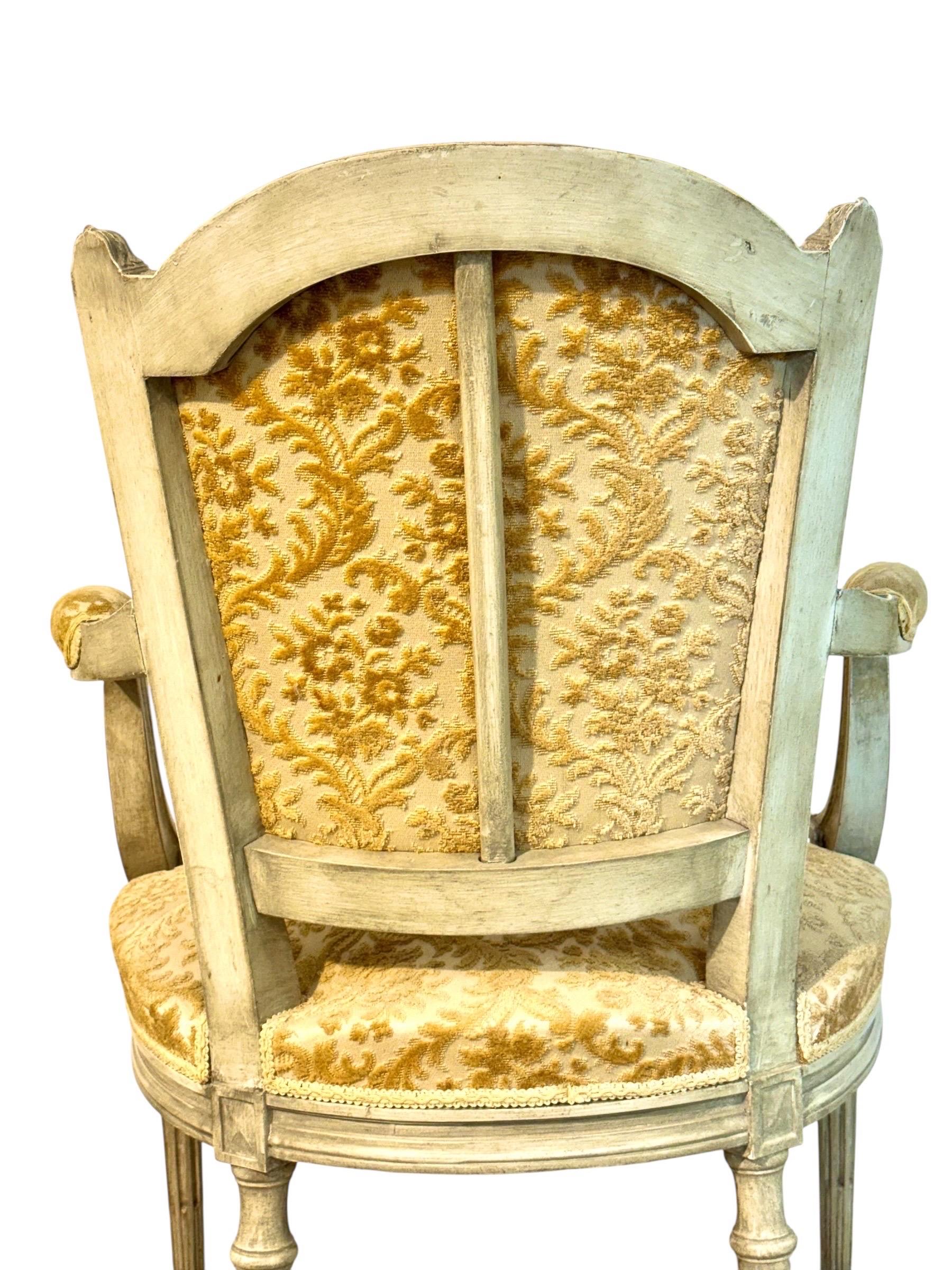 Sillón Luis XVI francés del siglo XIX, lacado patinado y damasco en venta 5