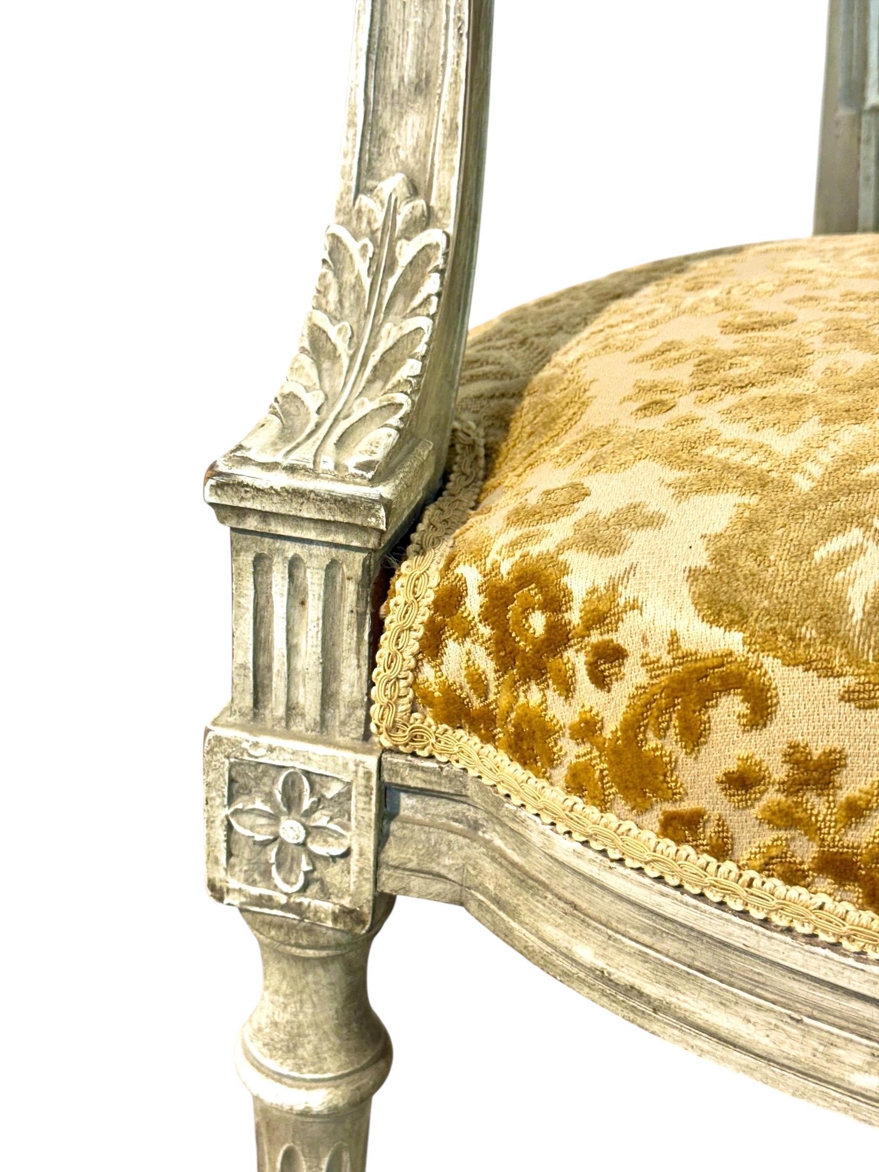 Sillón Luis XVI francés del siglo XIX, lacado patinado y damasco en venta 6