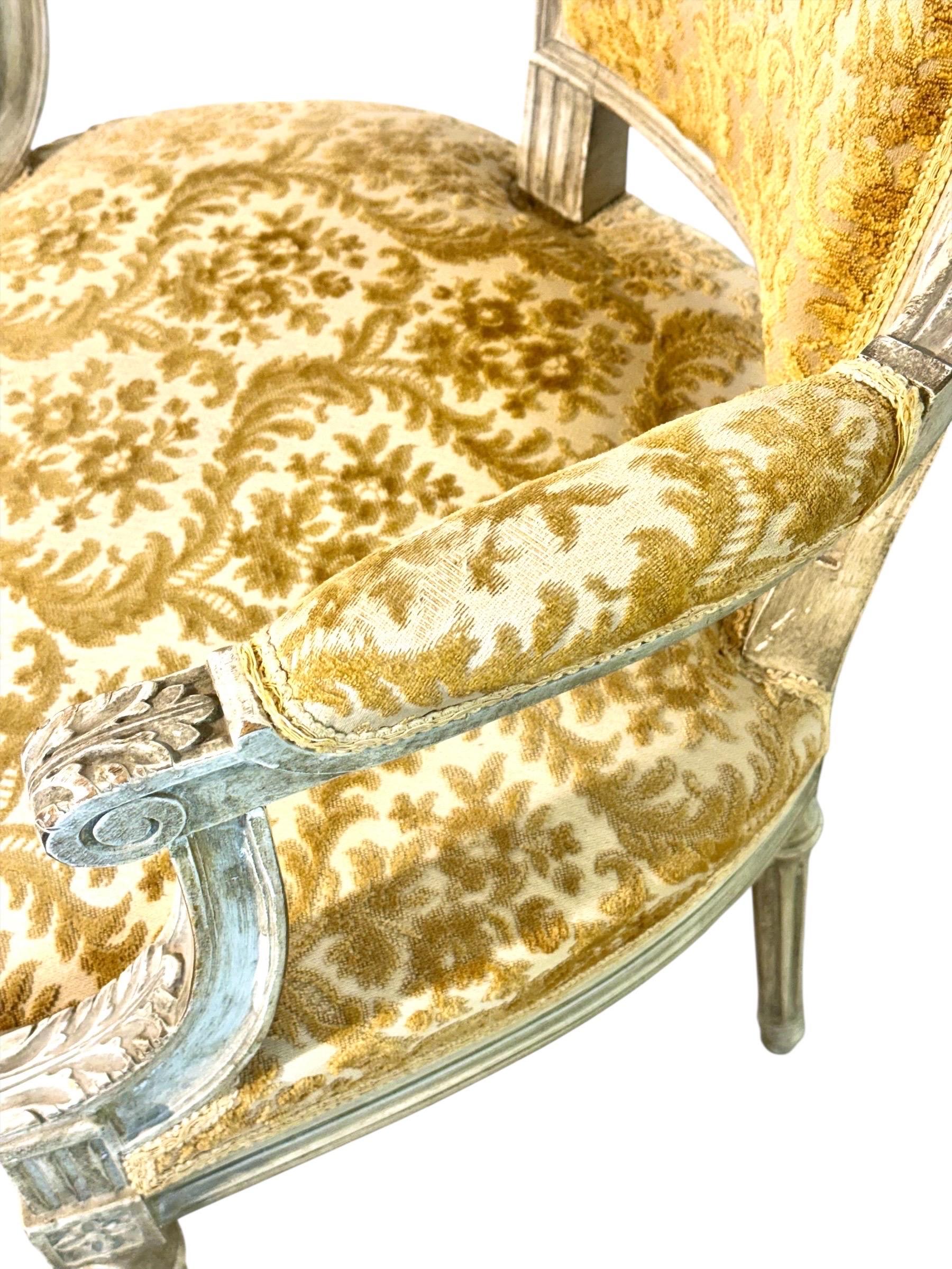 Sillón Luis XVI francés del siglo XIX, lacado patinado y damasco en venta 7