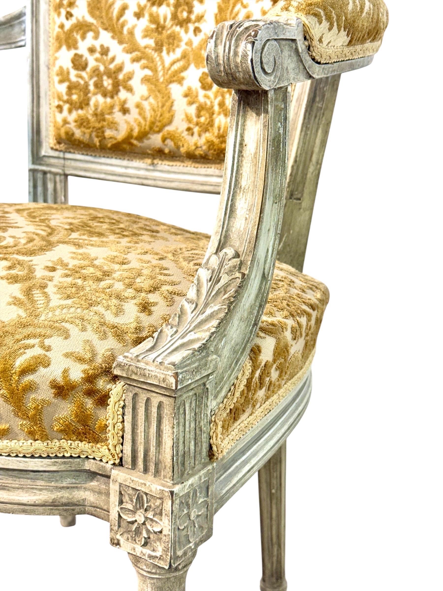 Sillón Luis XVI francés del siglo XIX, lacado patinado y damasco en venta 8