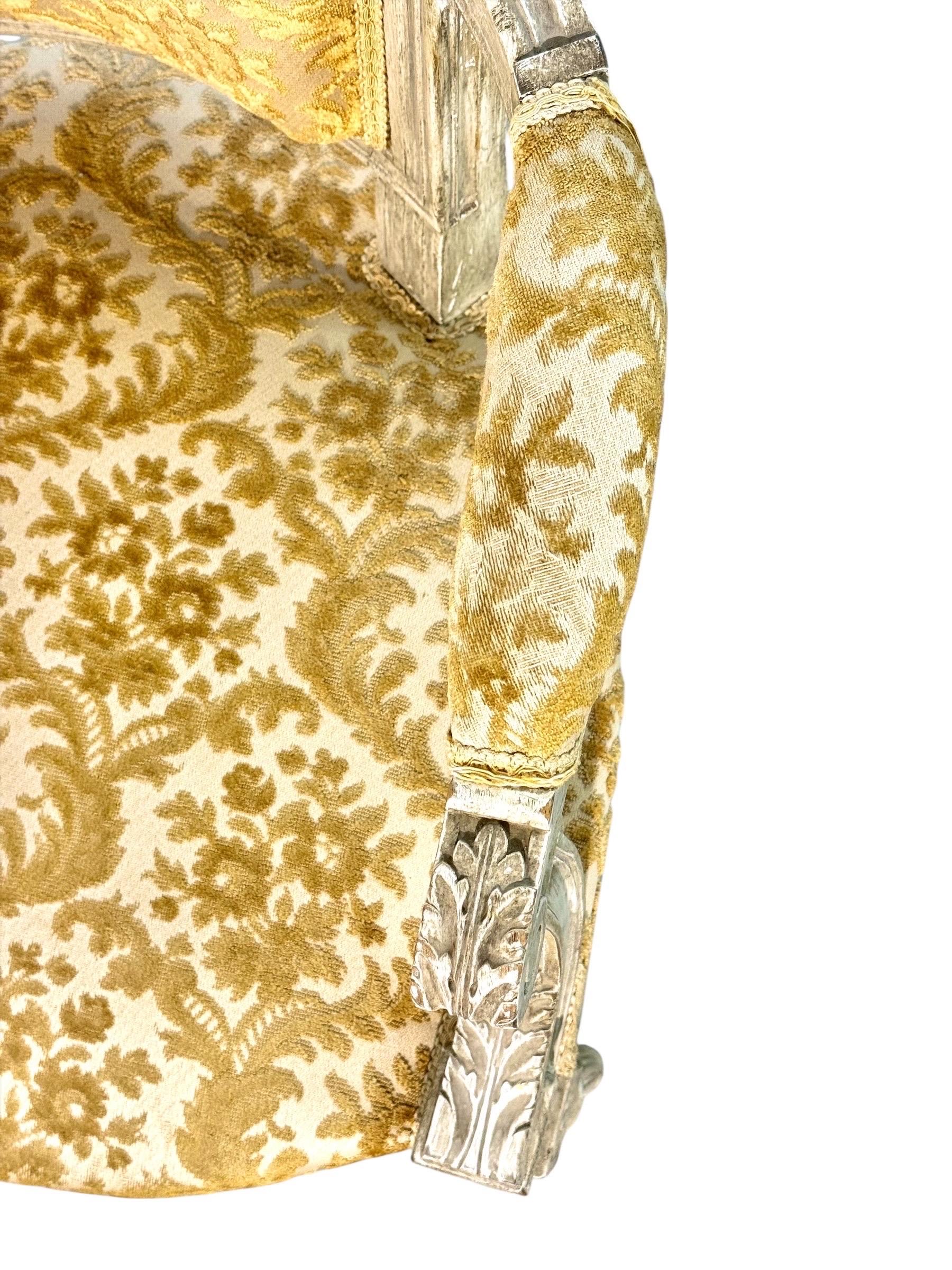 Sillón Luis XVI francés del siglo XIX, lacado patinado y damasco en venta 10