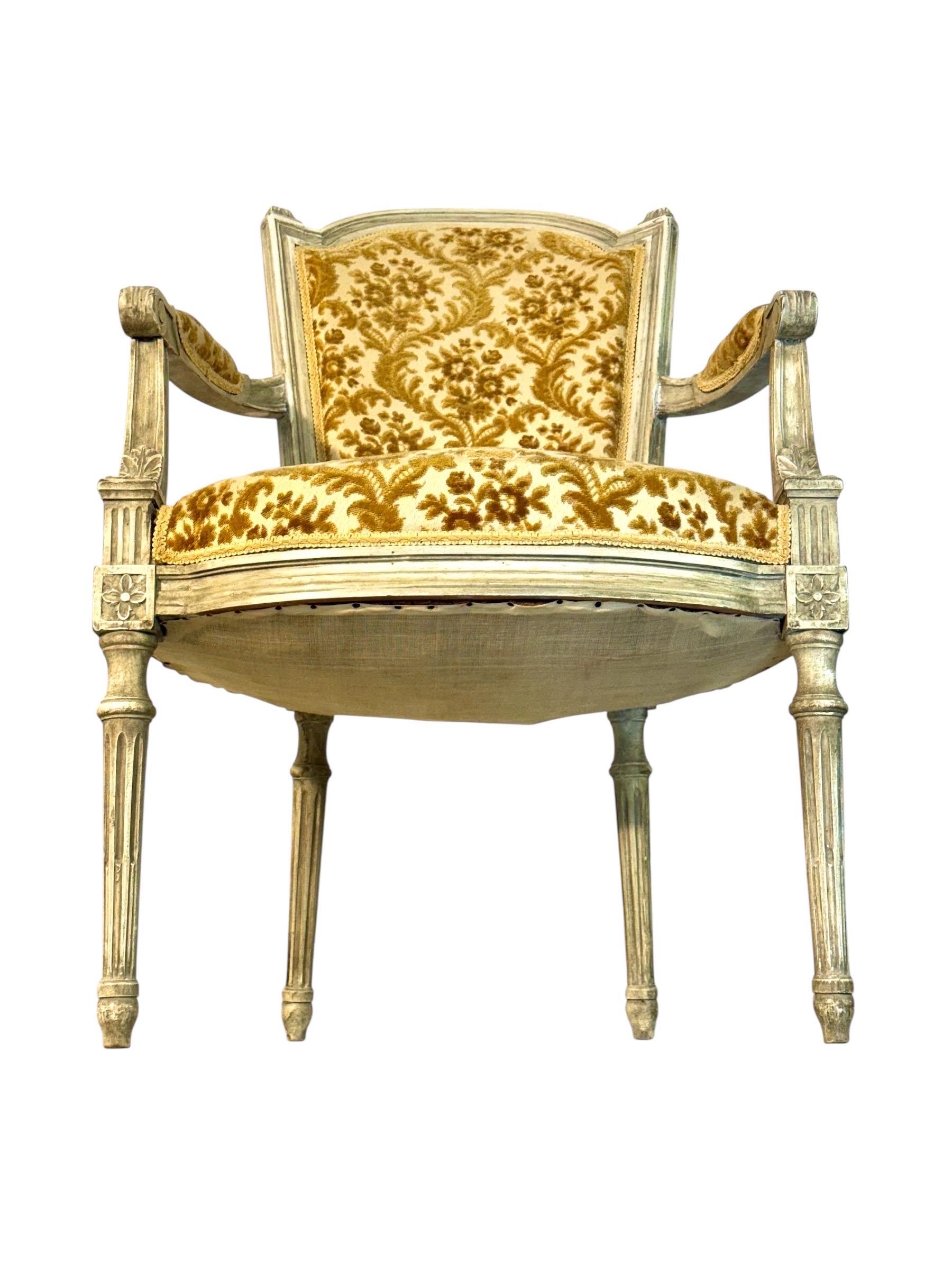 Sillón Luis XVI francés del siglo XIX, lacado patinado y damasco en venta 11