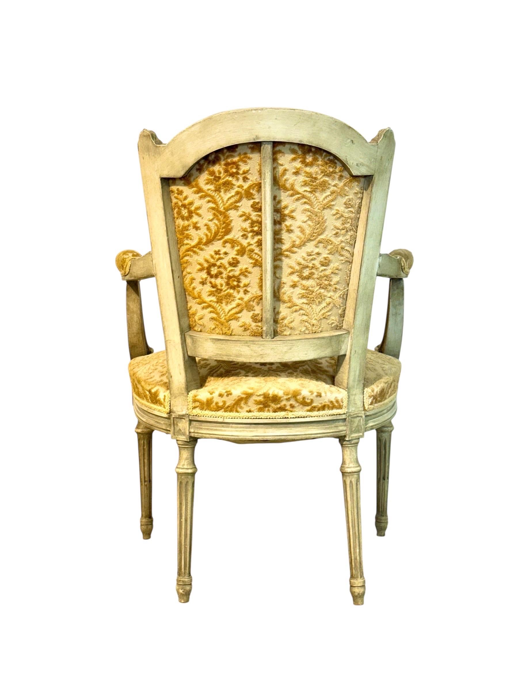 Sillón Luis XVI francés del siglo XIX, lacado patinado y damasco Francés en venta