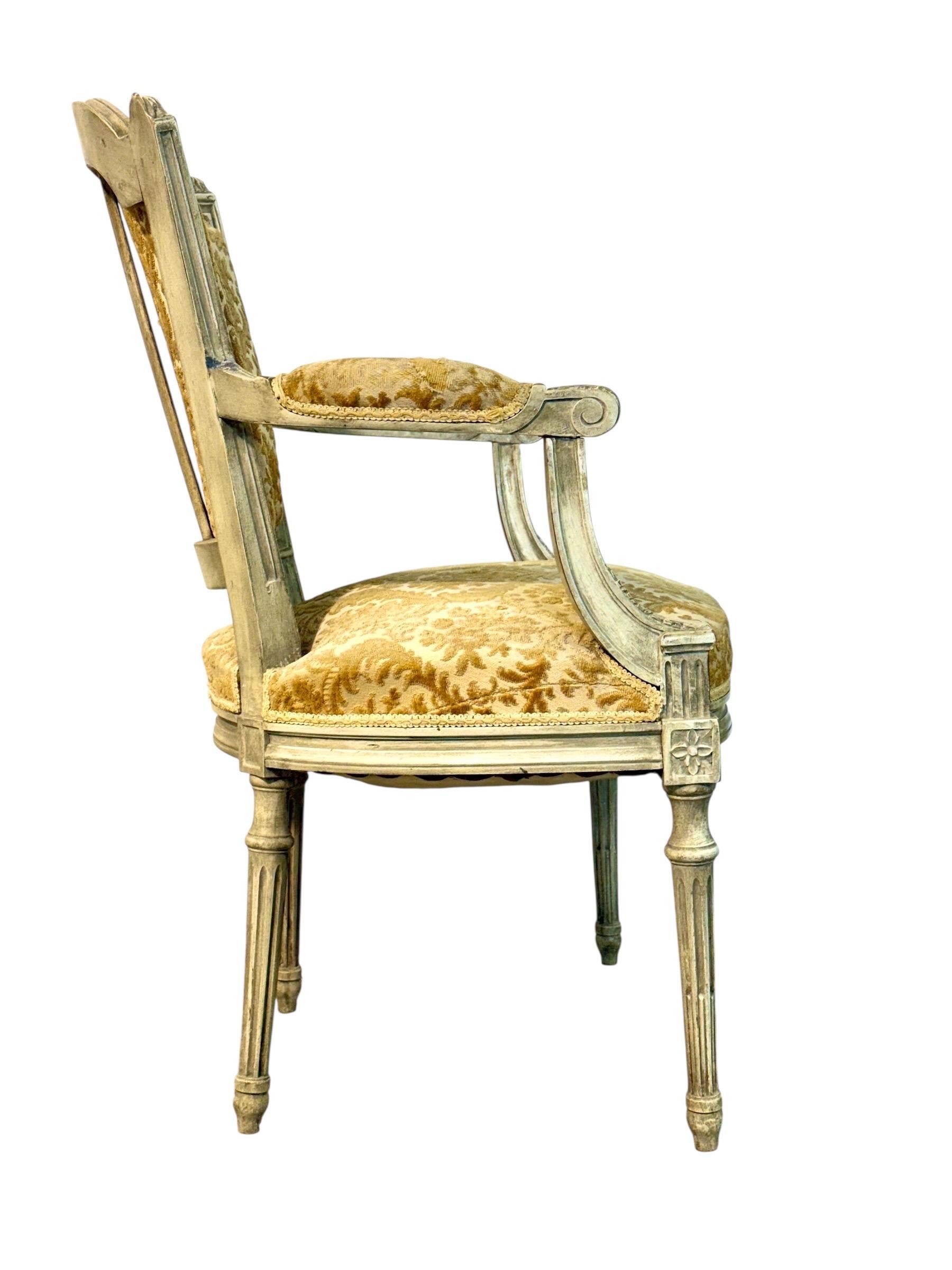 Sillón Luis XVI francés del siglo XIX, lacado patinado y damasco Lacado en venta