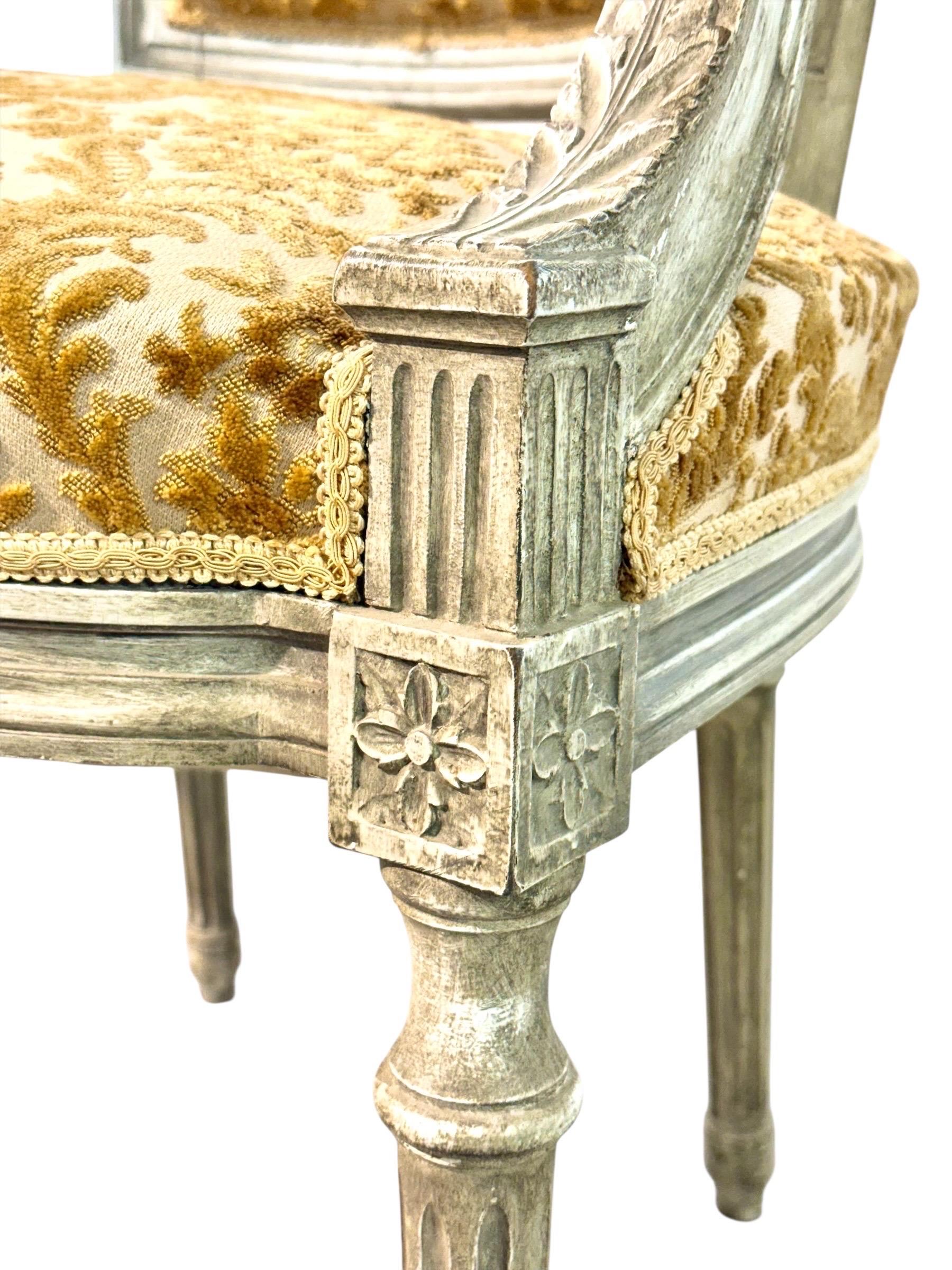 Sillón Luis XVI francés del siglo XIX, lacado patinado y damasco Damasco en venta