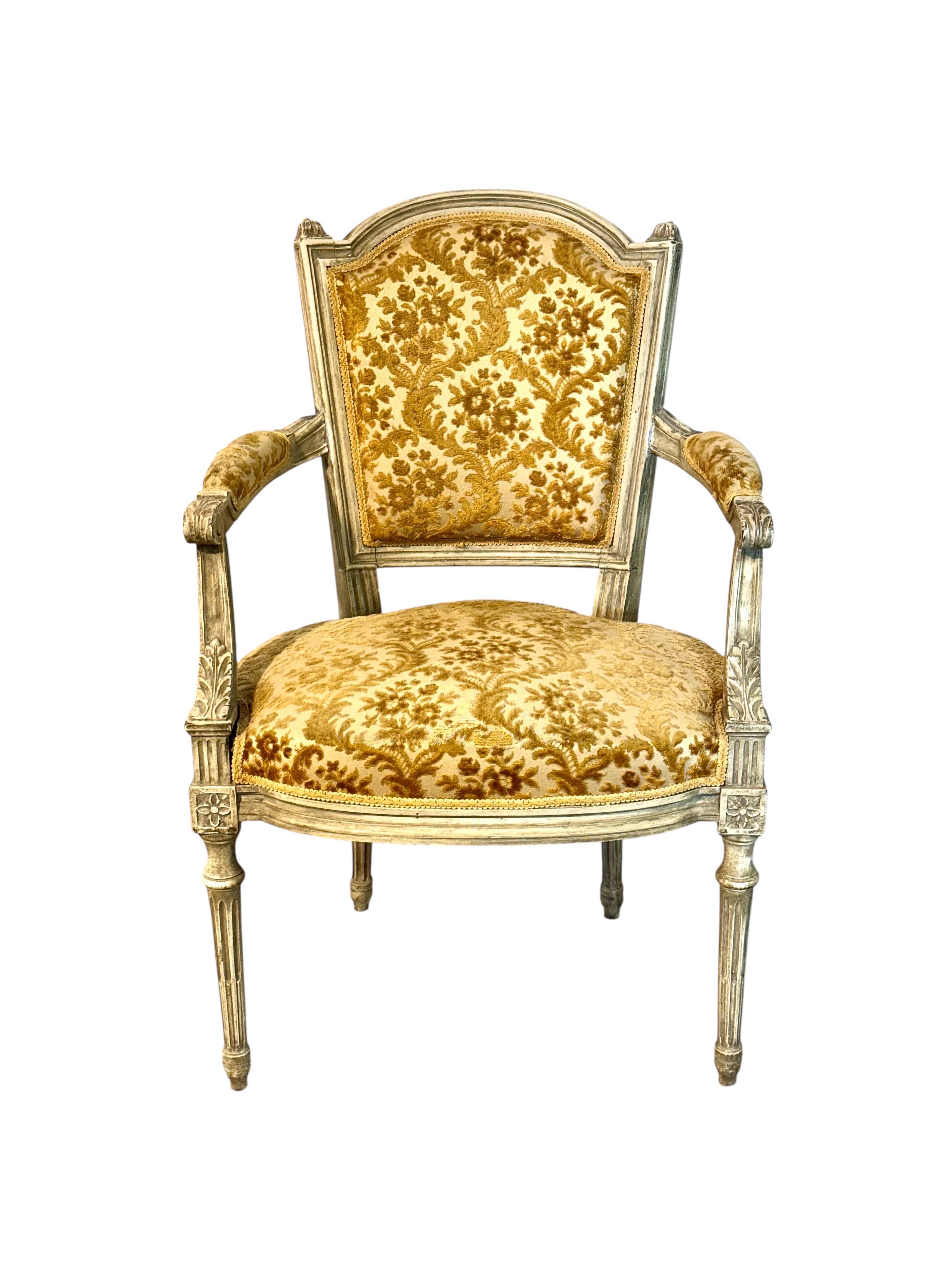 Sillón Luis XVI francés del siglo XIX, lacado patinado y damasco en venta 1