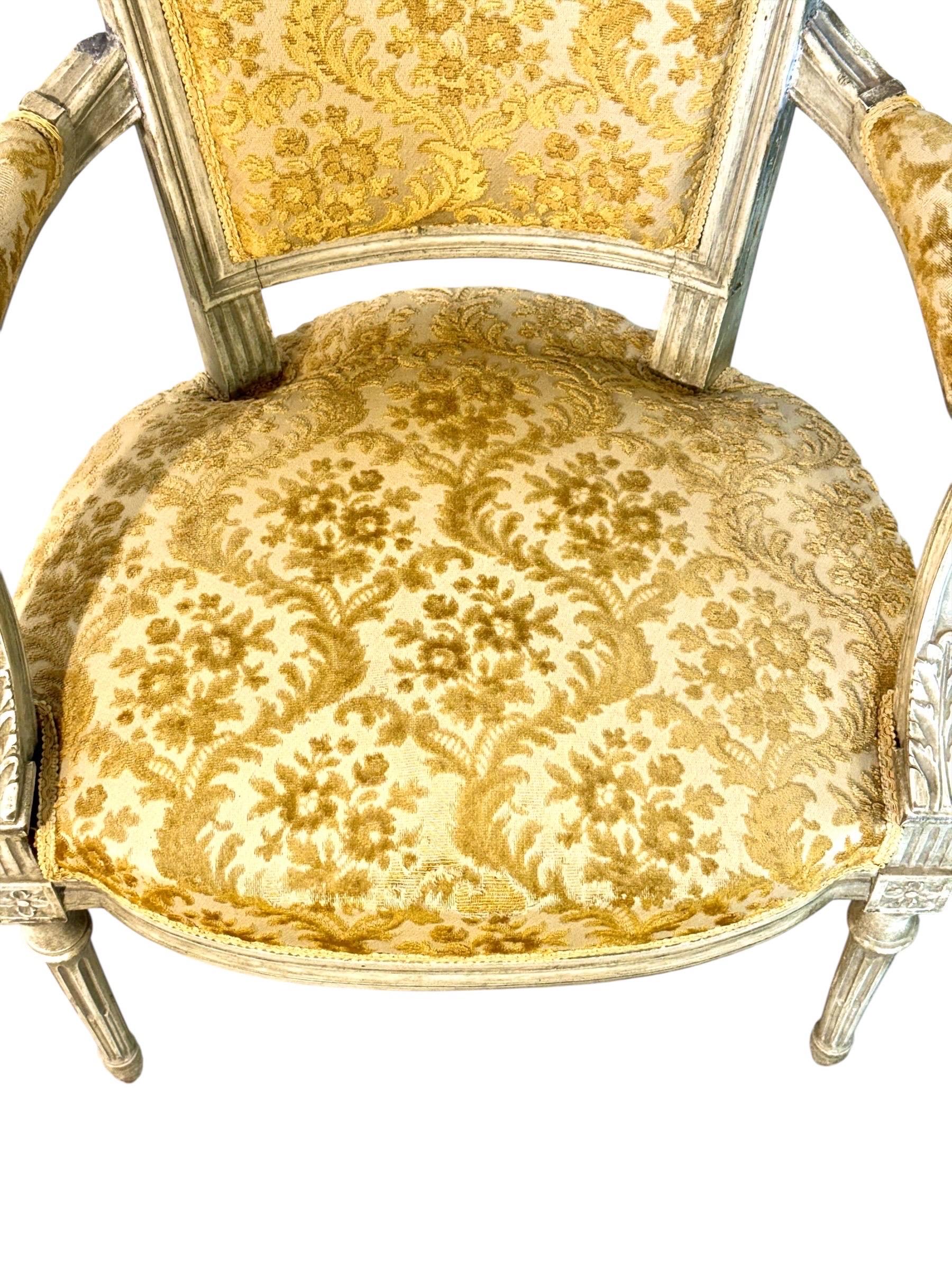 Sillón Luis XVI francés del siglo XIX, lacado patinado y damasco en venta 2