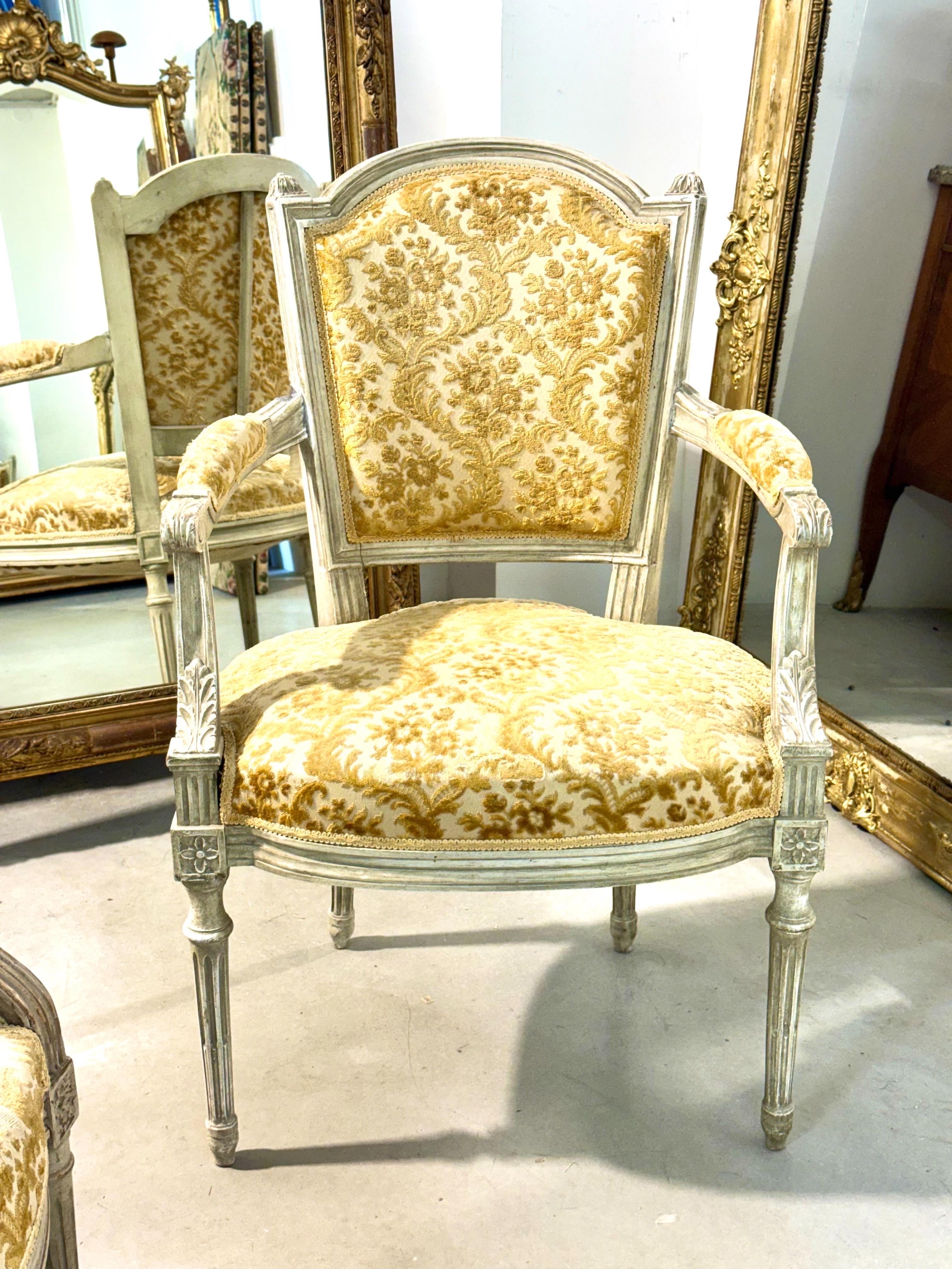 Sillón Luis XVI francés del siglo XIX, lacado patinado y damasco en venta 3
