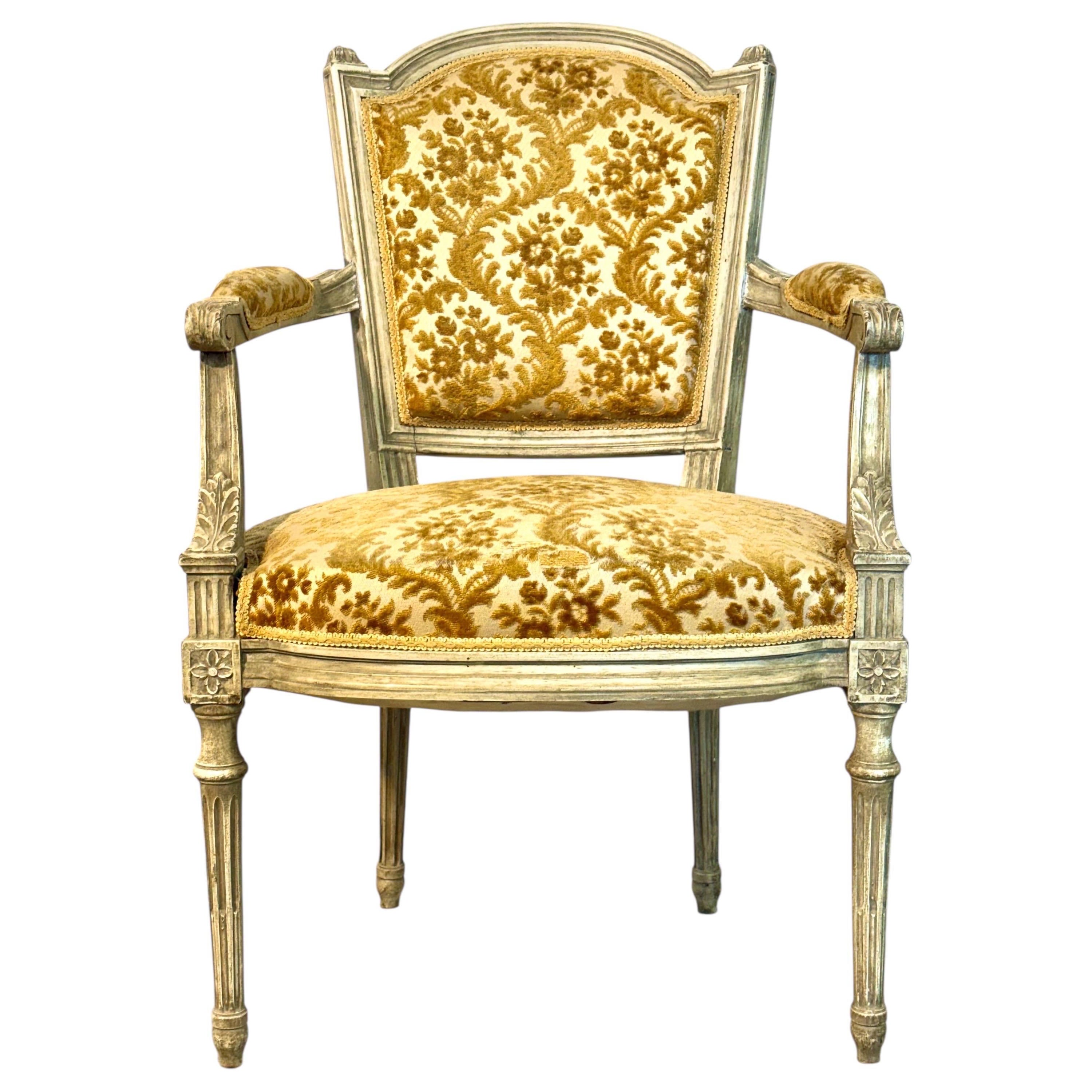 Sillón Luis XVI francés del siglo XIX, lacado patinado y damasco en venta